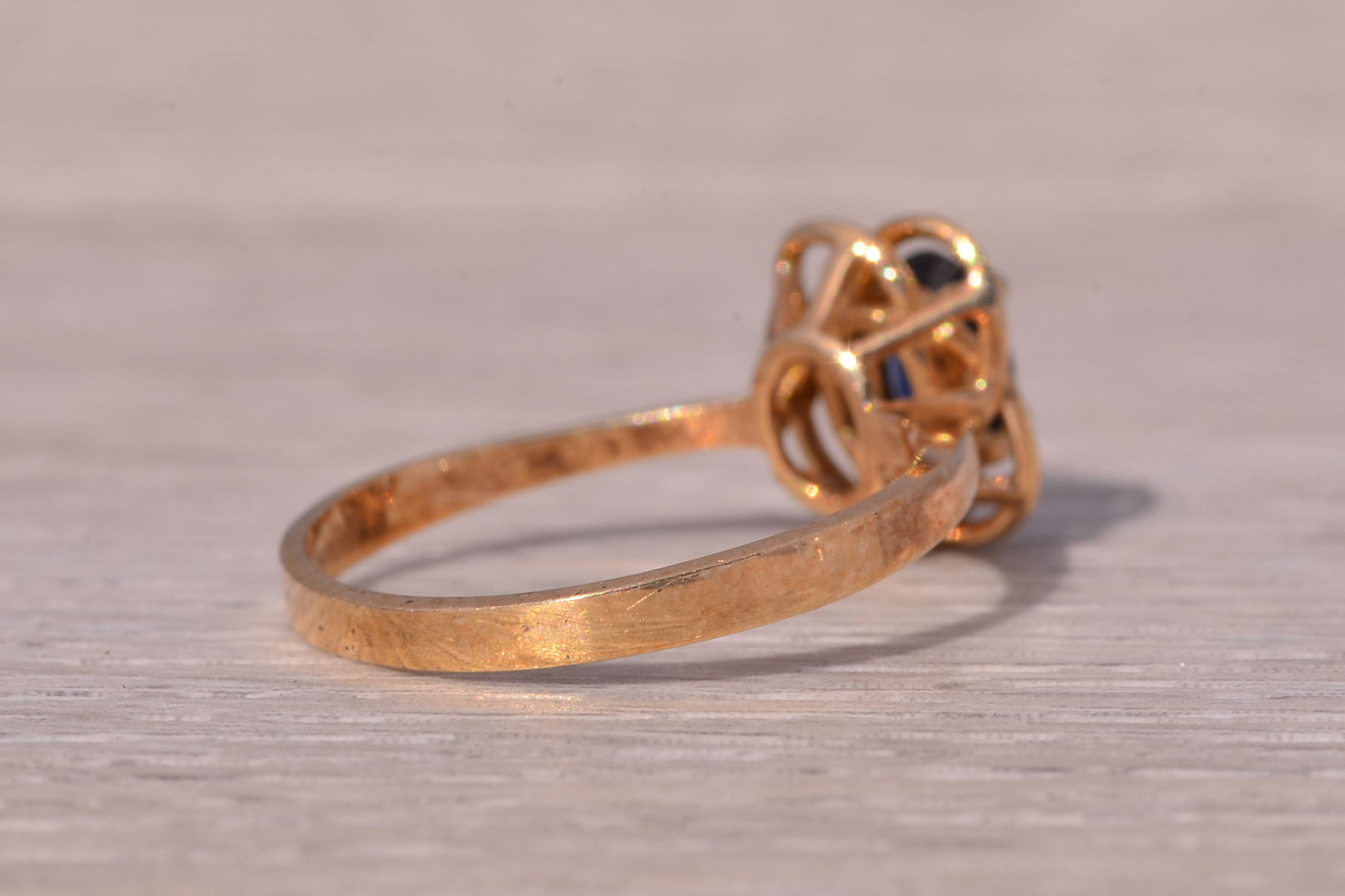 The Sapphire Knot: Natural Sapphire Ring in Yellow Gold - Image 5