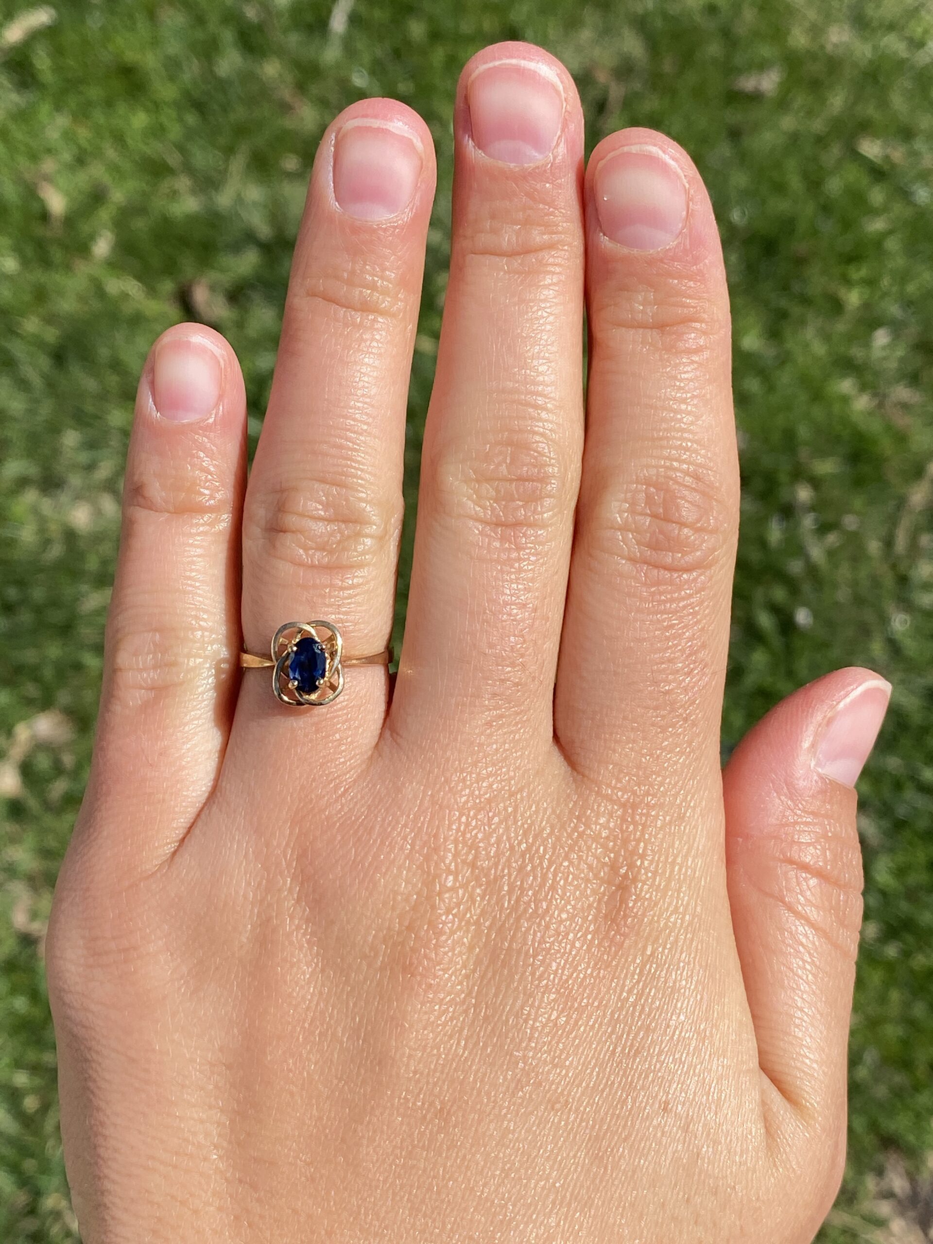 The Sapphire Knot: Natural Sapphire Ring in Yellow Gold - Image 8