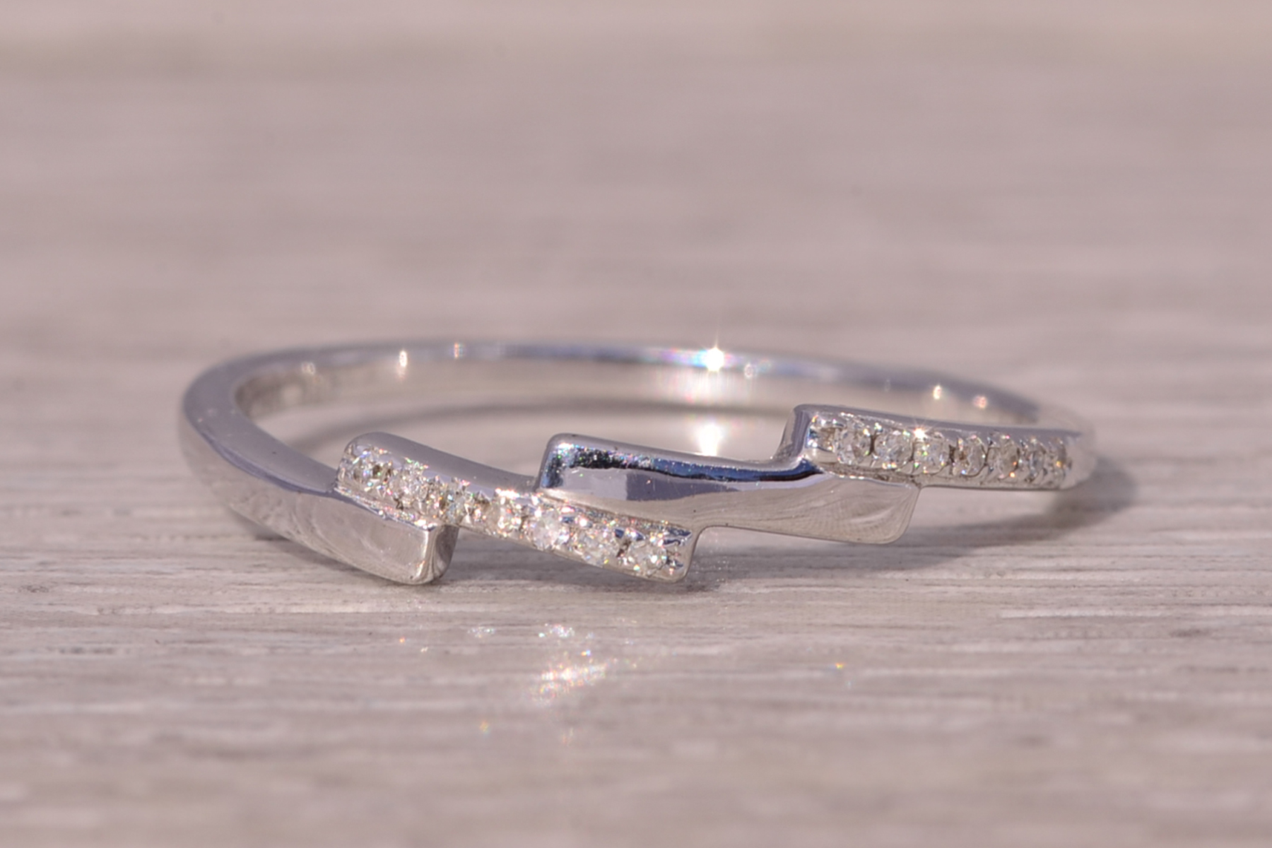 The Modern Lightening: Diamond Ring in White Gold - Image 2