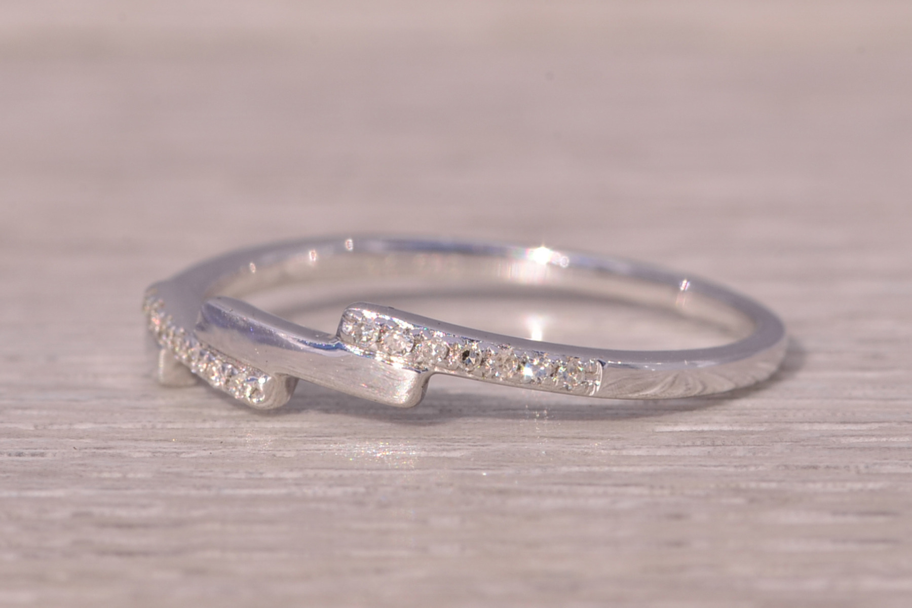 The Modern Lightening: Diamond Ring in White Gold - Image 3