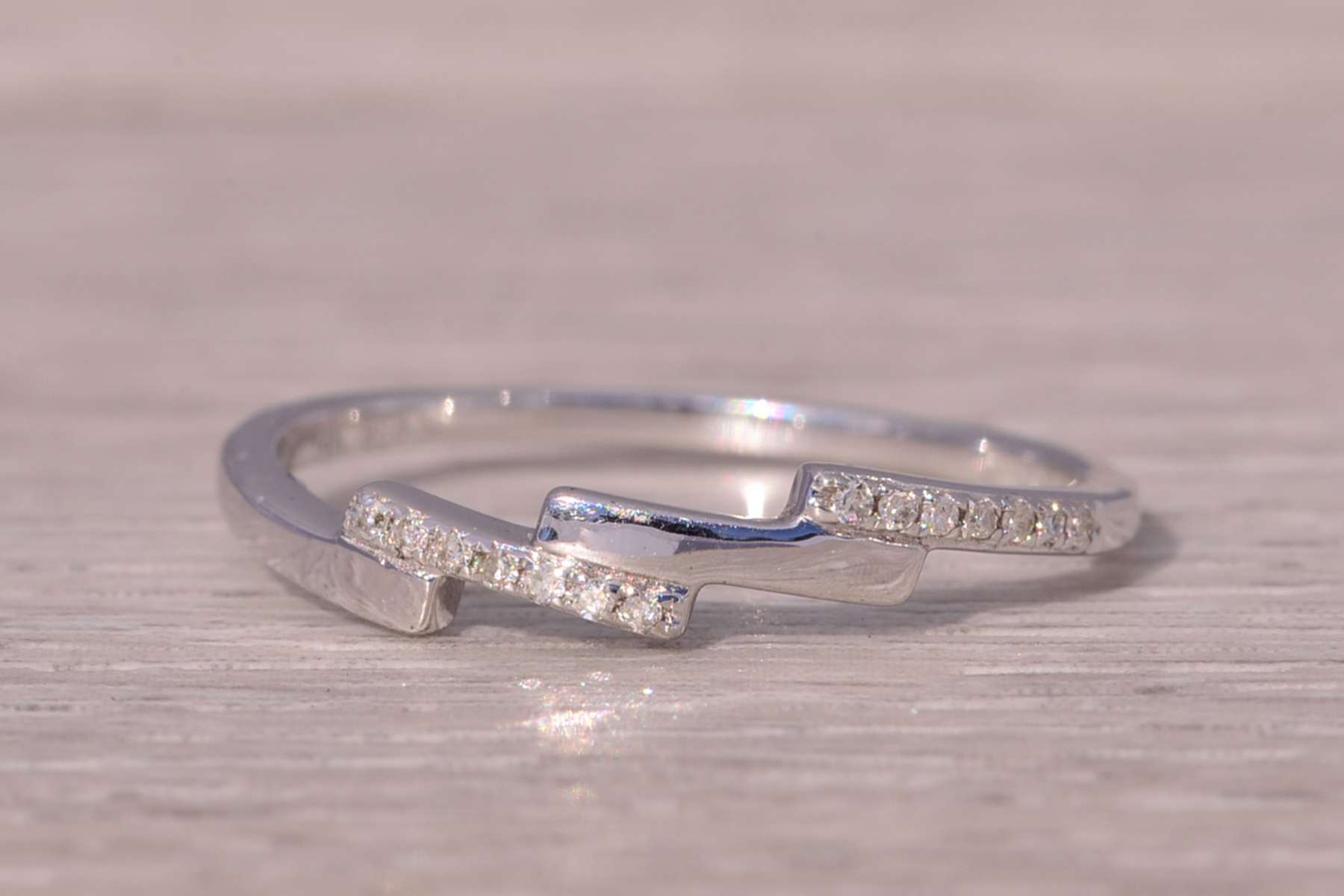 The Modern Lightening: Diamond Ring in White Gold - Image 7