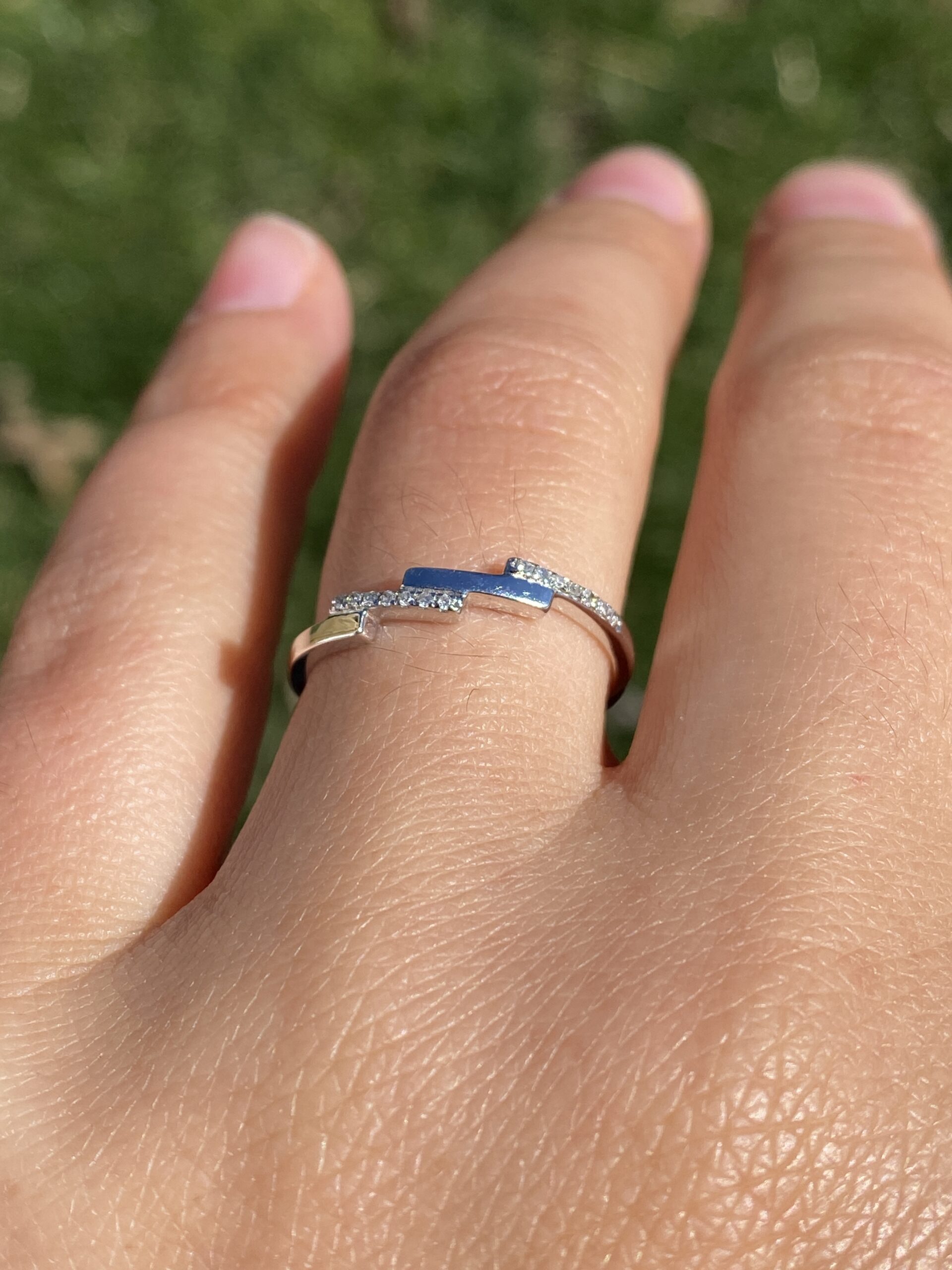 The Modern Lightening: Diamond Ring in White Gold - Image 10