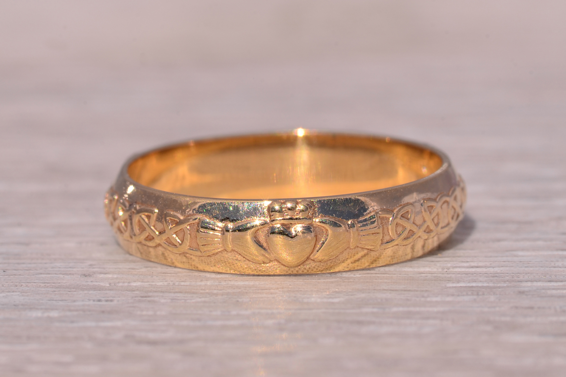 The Celtic Heart: Signed Sol D'or Claddagh Ring in Yellow Gold - Image 2
