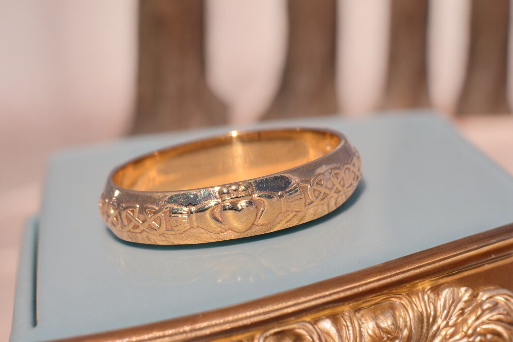 The Celtic Heart: Signed Sol D'or Claddagh Ring in Yellow Gold - Image 9