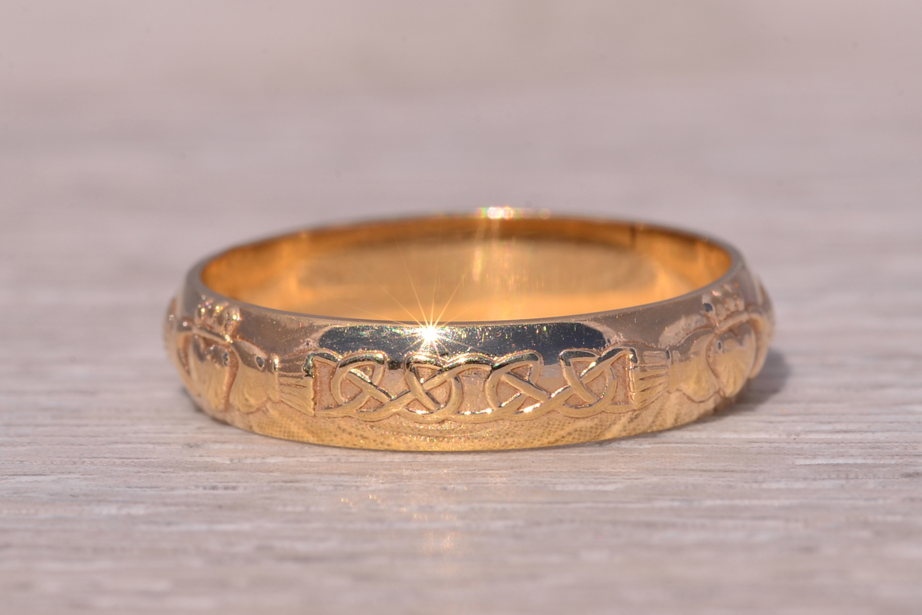 The Celtic Heart: Signed Sol D'or Claddagh Ring in Yellow Gold - Image 3