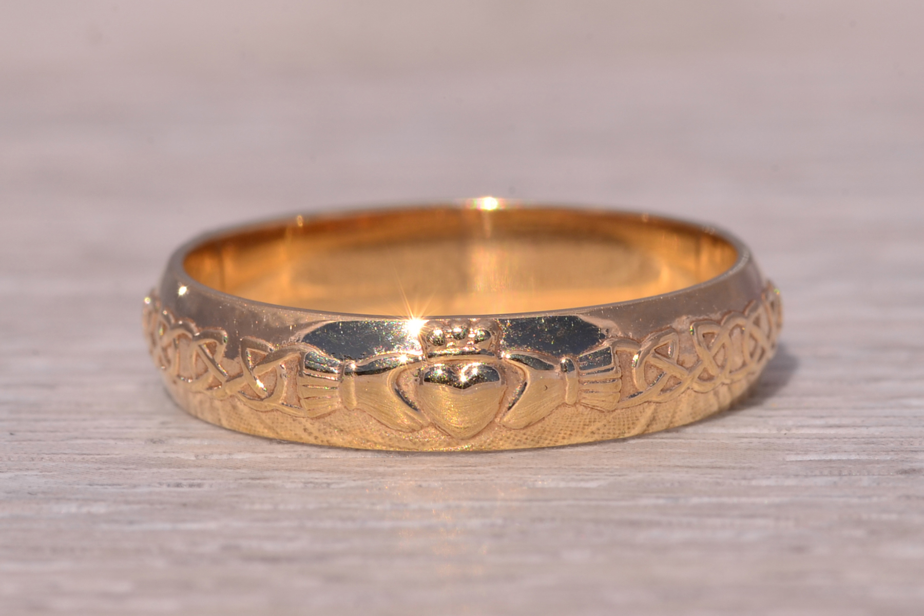 The Celtic Heart: Signed Sol D'or Claddagh Ring in Yellow Gold - Image 4