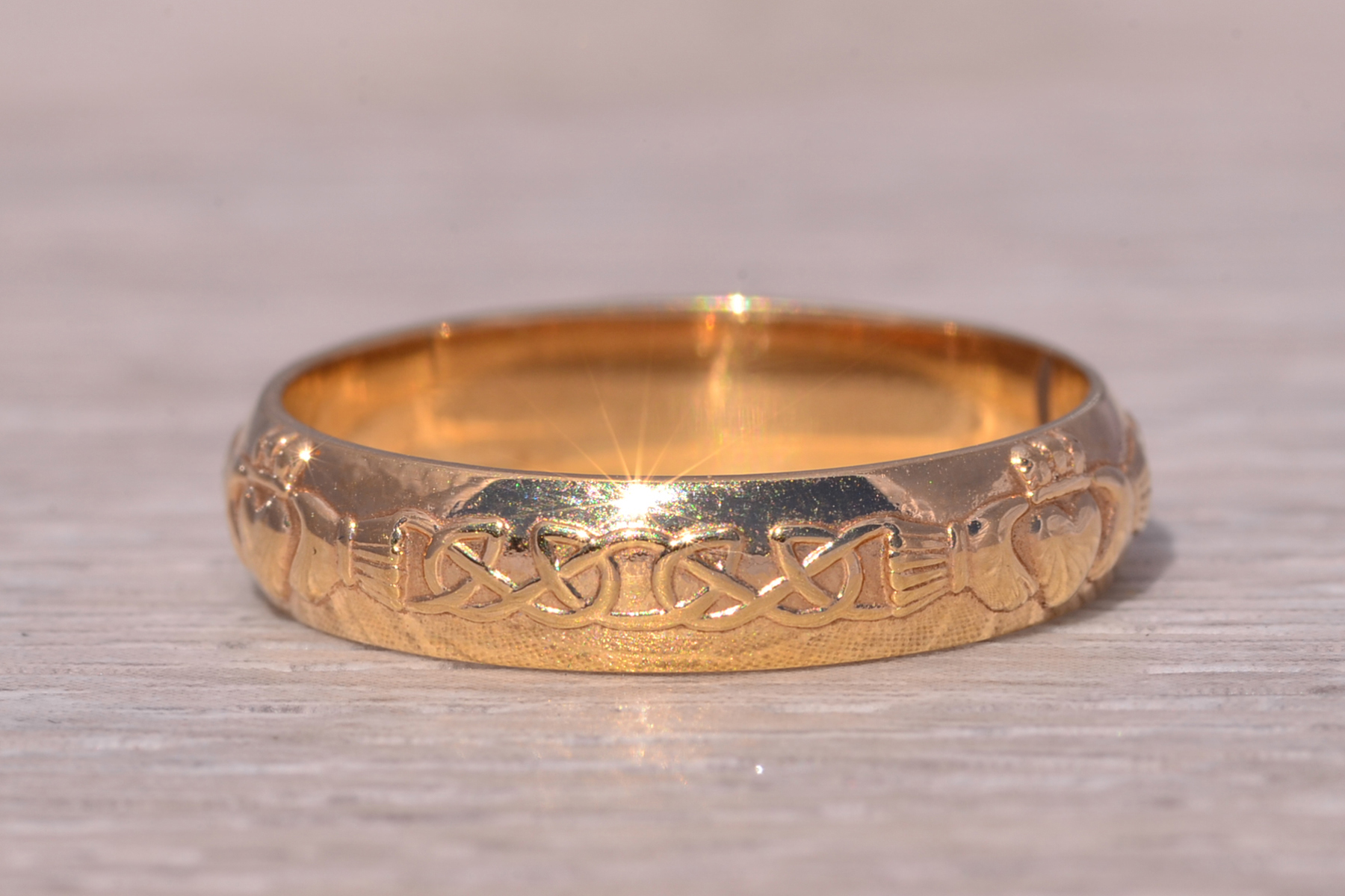 The Celtic Heart: Signed Sol D'or Claddagh Ring in Yellow Gold - Image 5