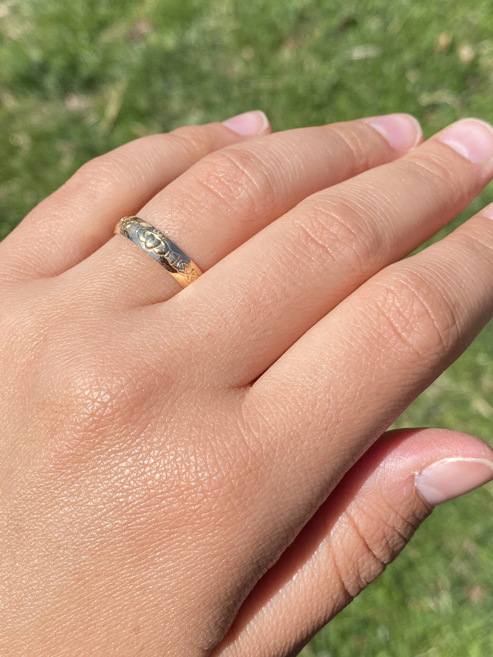 The Celtic Heart: Signed Sol D'or Claddagh Ring in Yellow Gold - Image 7