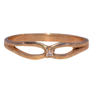 The Elegant Twist: Diamond Ring in Yellow Gold