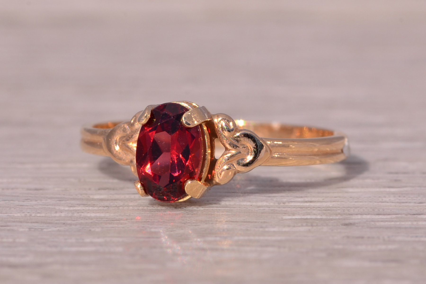 SOLD - The Scarlet Elegance: Garnet Ring in Yellow Gold - Image 3