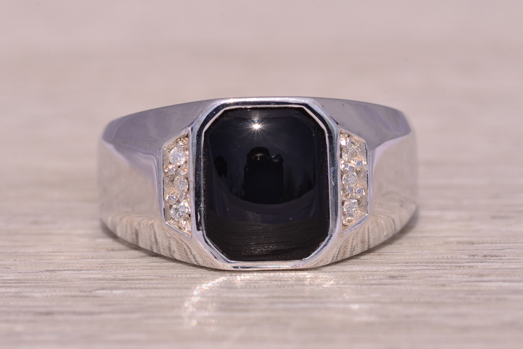 The Deco: Gentleman's Onyx and Diamond Ring in White Gold - Image 2
