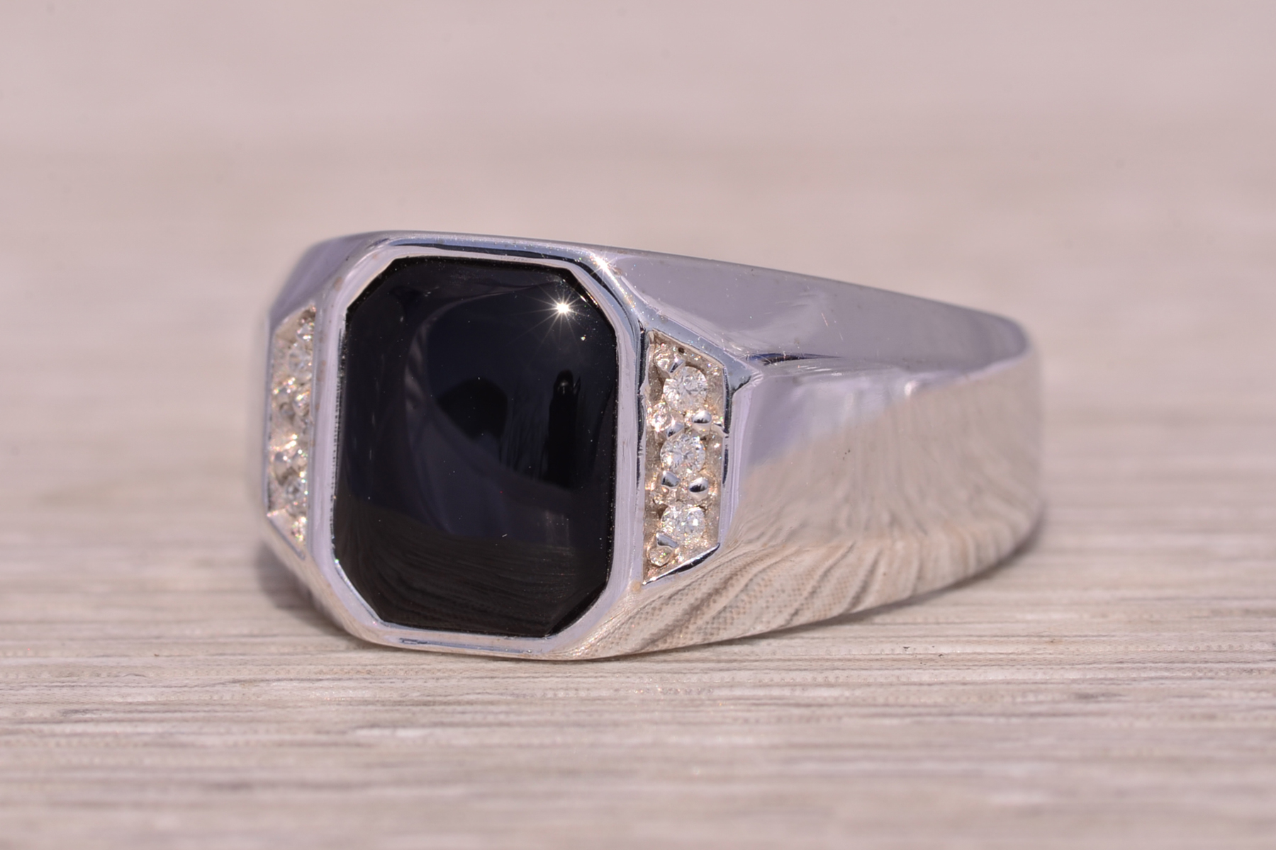 The Deco: Gentleman's Onyx and Diamond Ring in White Gold - Image 3