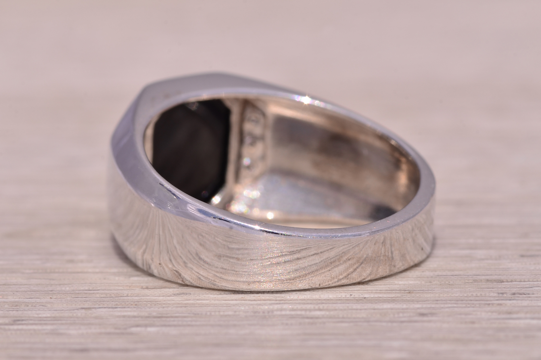 The Deco: Gentleman's Onyx and Diamond Ring in White Gold - Image 4