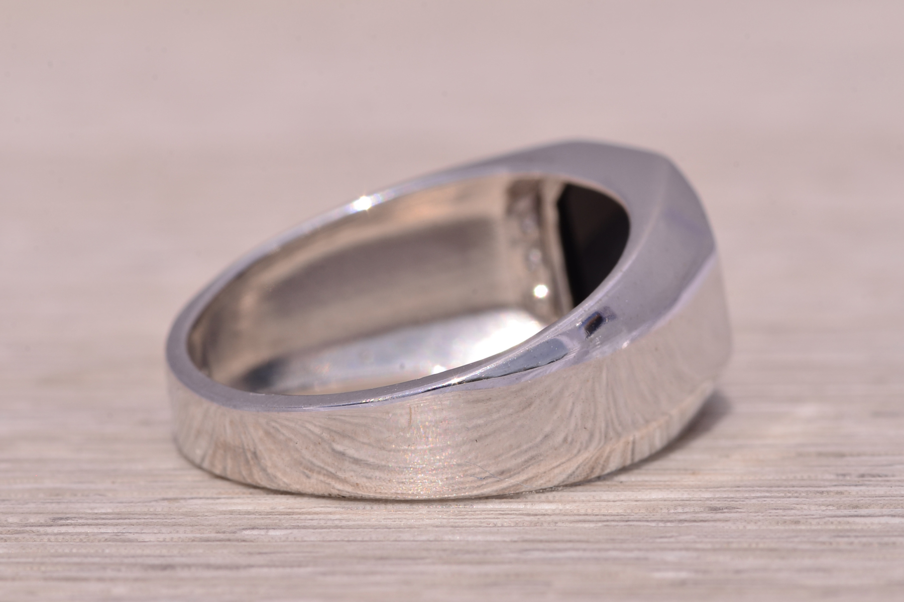 The Deco: Gentleman's Onyx and Diamond Ring in White Gold - Image 5
