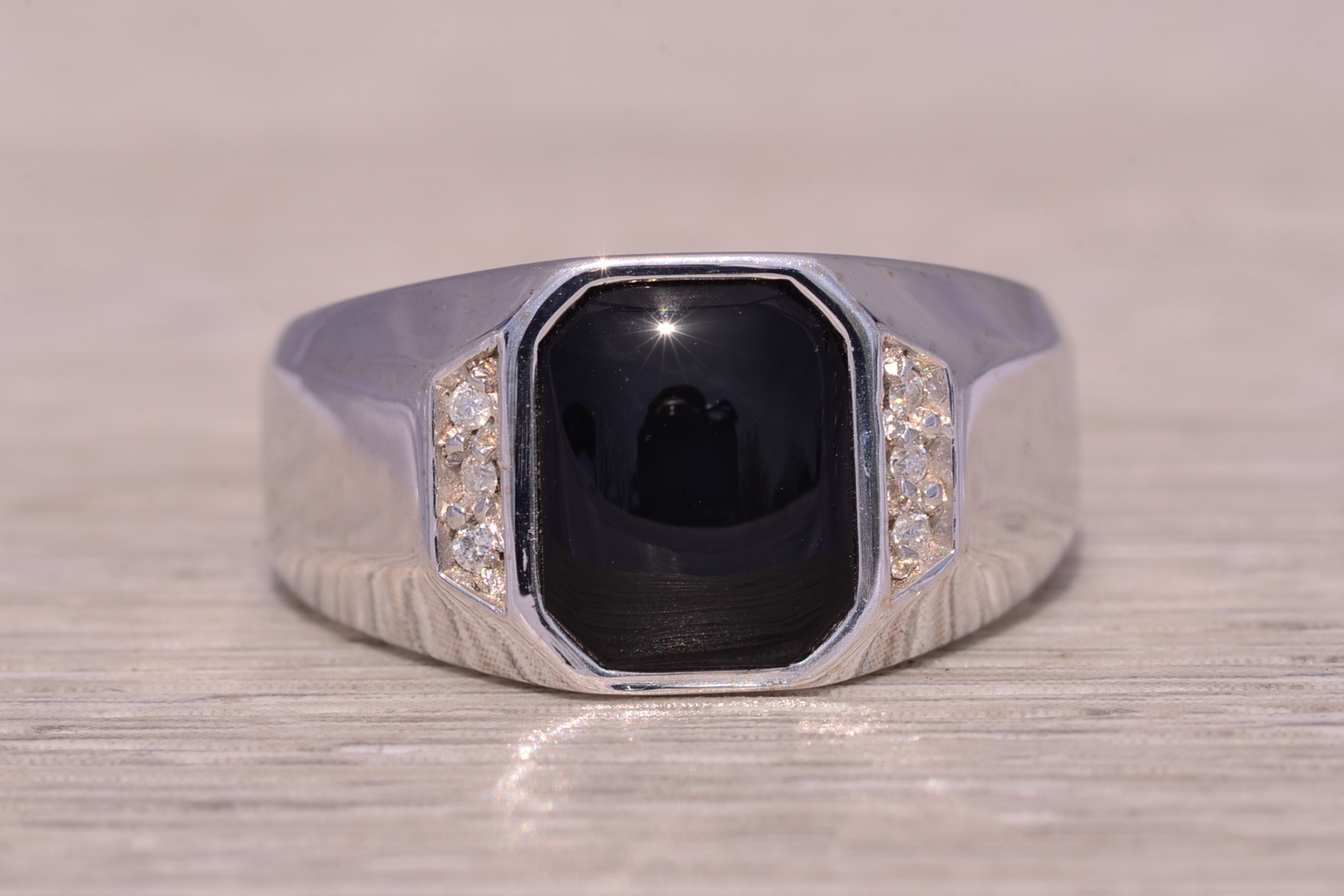 The Deco: Gentleman's Onyx and Diamond Ring in White Gold - Image 7