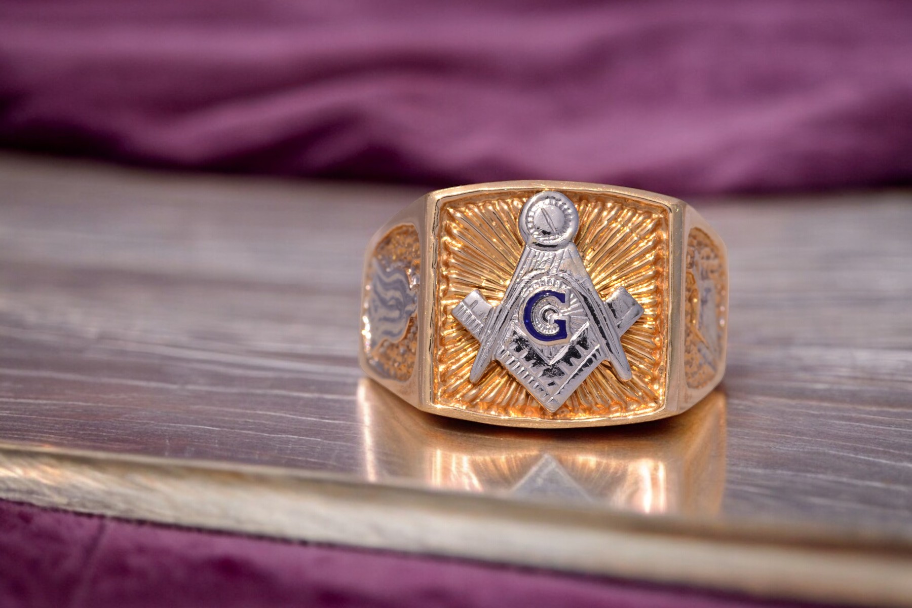The Mason: Two Tone Masonic Ring in White and Yellow Gold - Image 8