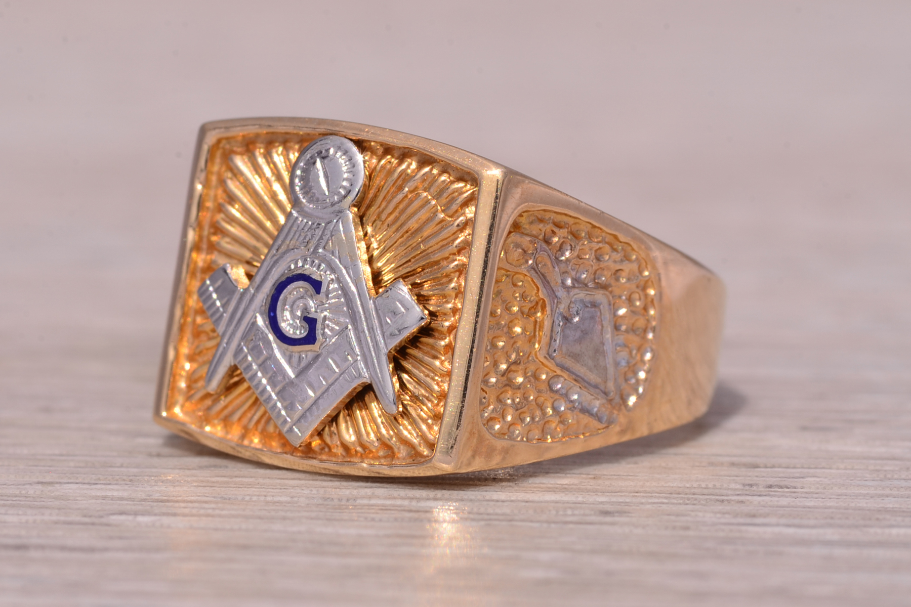 The Mason: Two Tone Masonic Ring in White and Yellow Gold - Image 3