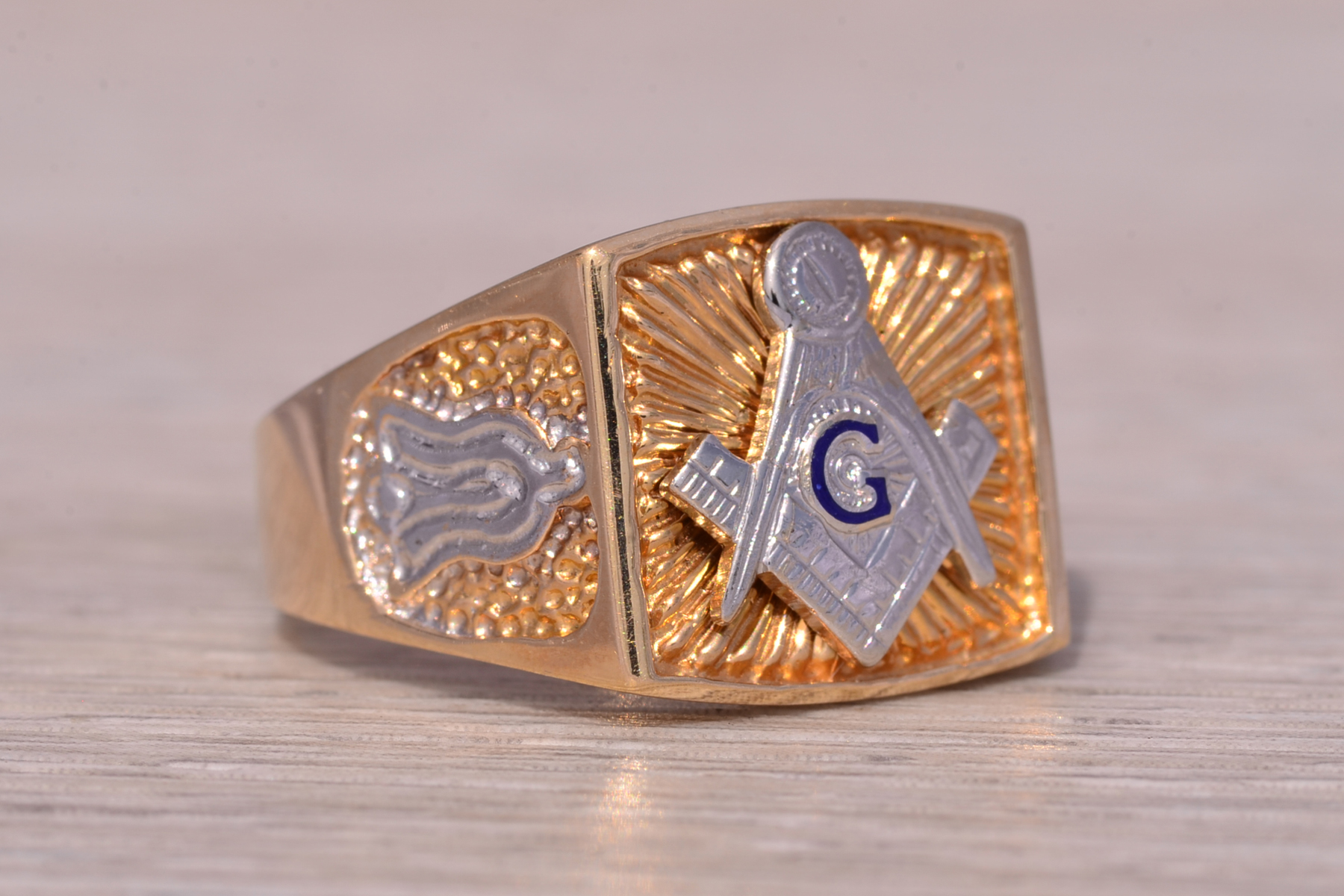 The Mason: Two Tone Masonic Ring in White and Yellow Gold - Image 6