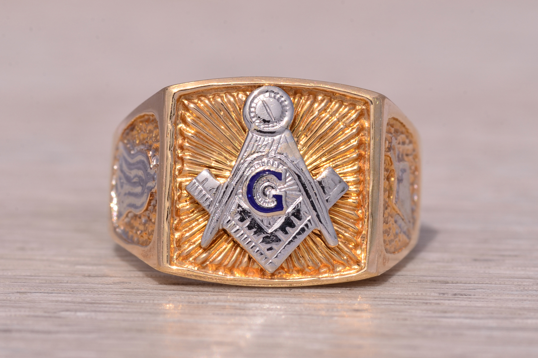 The Mason: Two Tone Masonic Ring in White and Yellow Gold - Image 7