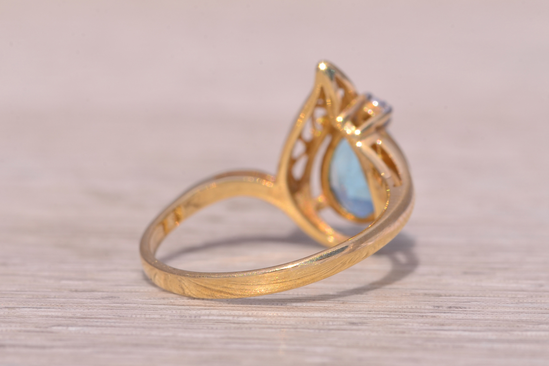 The Blue Flame: Vivid Swiss Blue Topaz and Natural Diamond Ring in Yellow Gold - Image 5