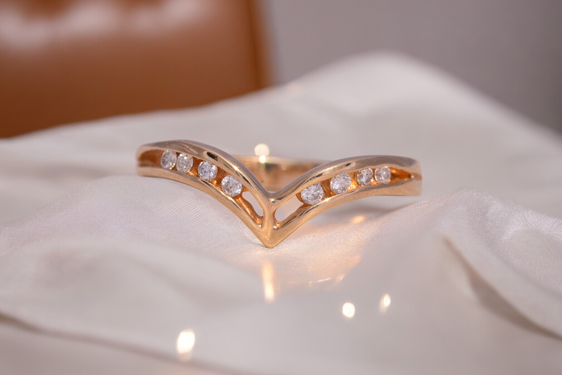 The Elegant Contour: Natural Diamond Ring in Yellow Gold - Image 11