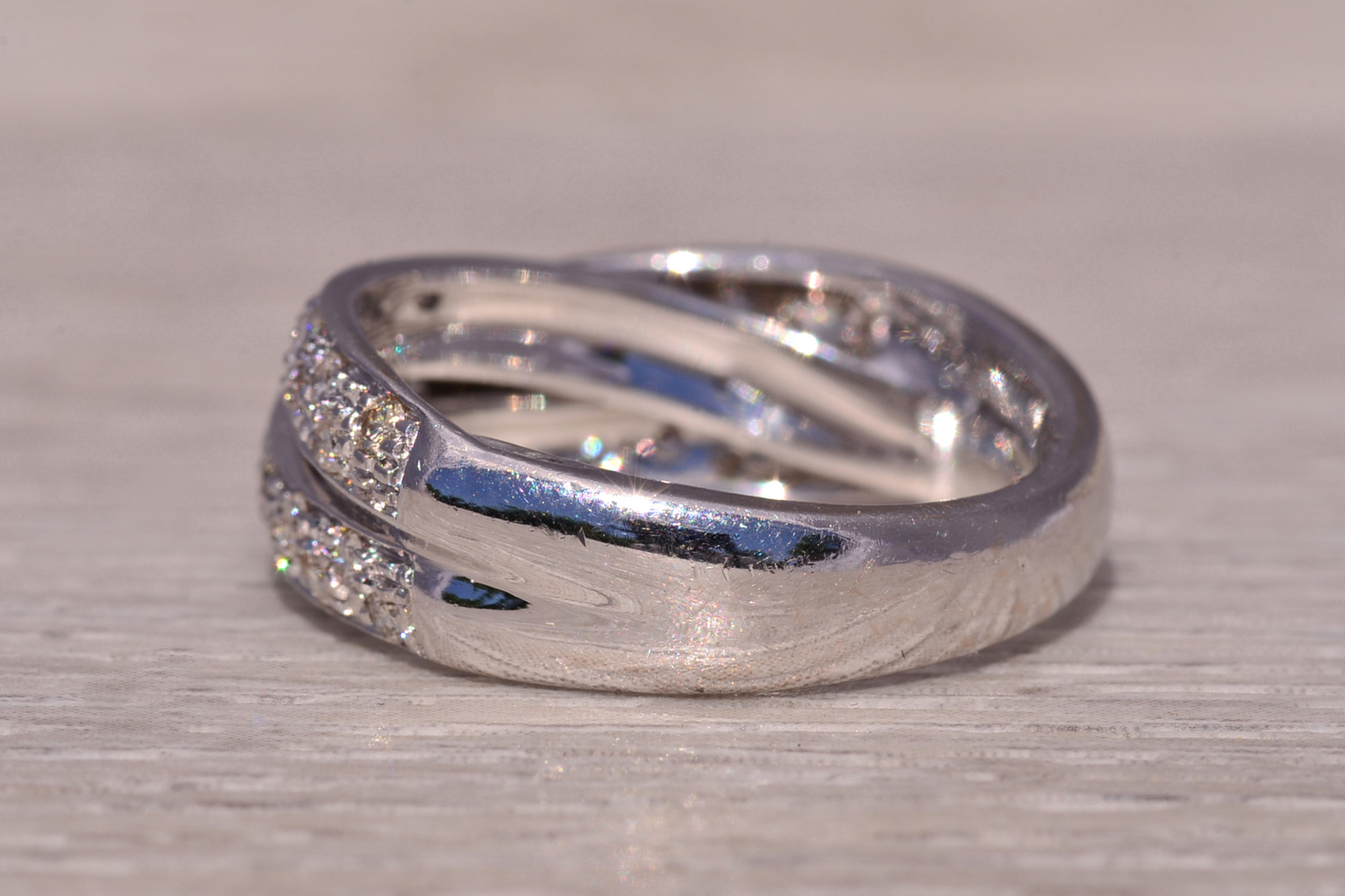 The Milano Twist: Italian Diamond Crossover Ring in White Gold - Image 4