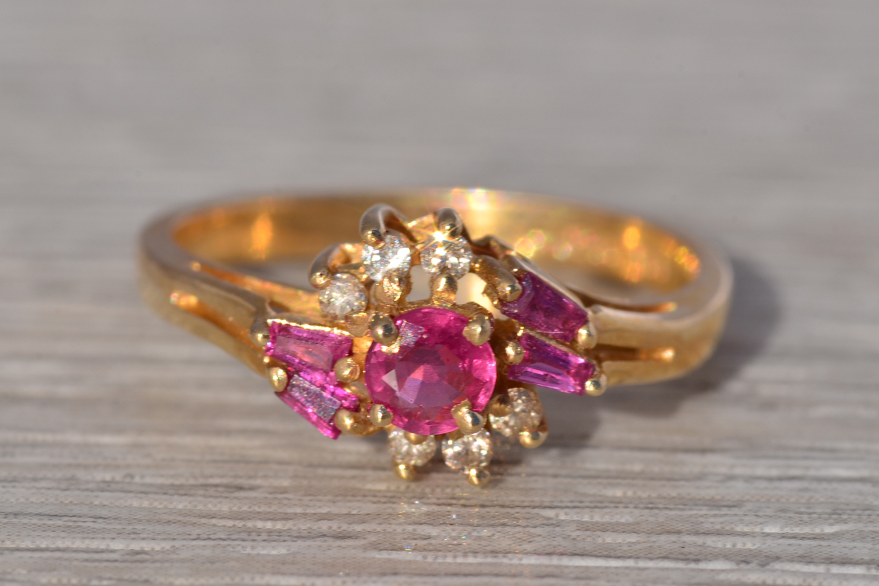 The Rosette Burst: Ruby and Diamond Ring in Yellow Gold - Image 2