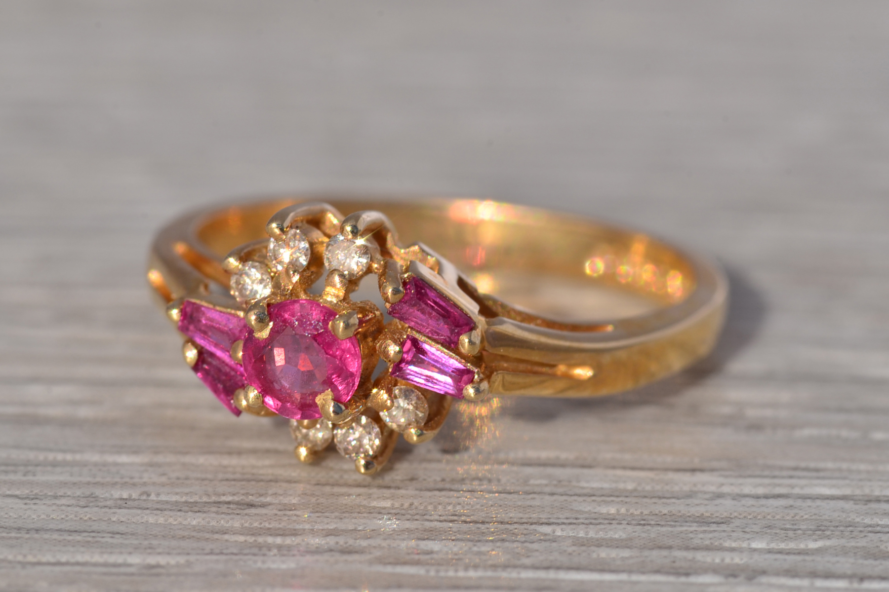 The Rosette Burst: Ruby and Diamond Ring in Yellow Gold - Image 3