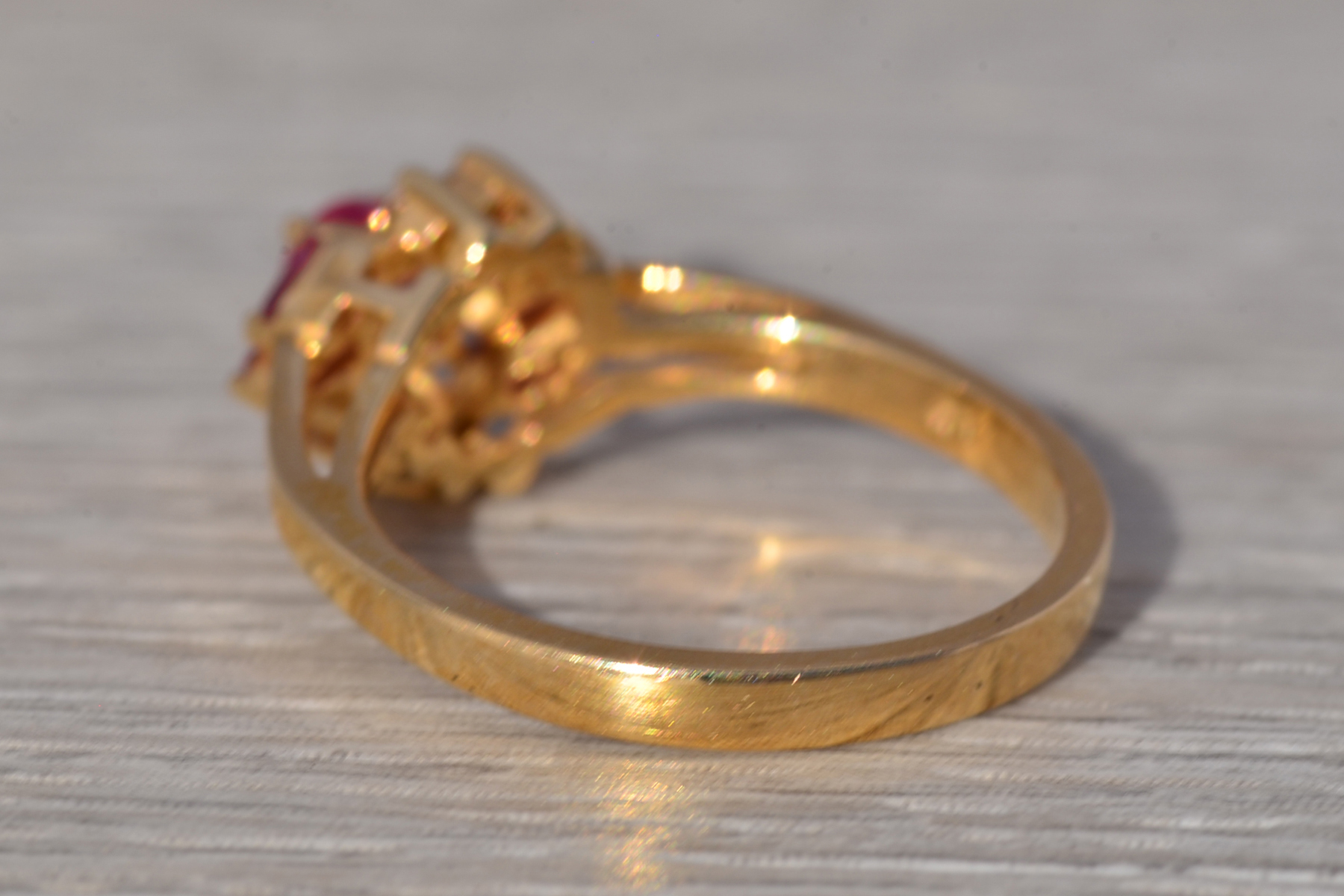 The Rosette Burst: Ruby and Diamond Ring in Yellow Gold - Image 4