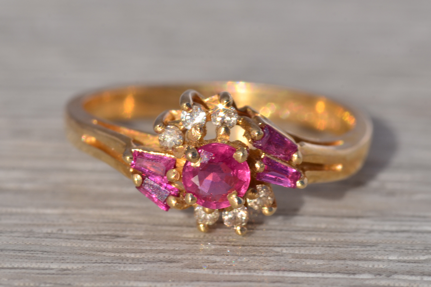 The Rosette Burst: Ruby and Diamond Ring in Yellow Gold - Image 6