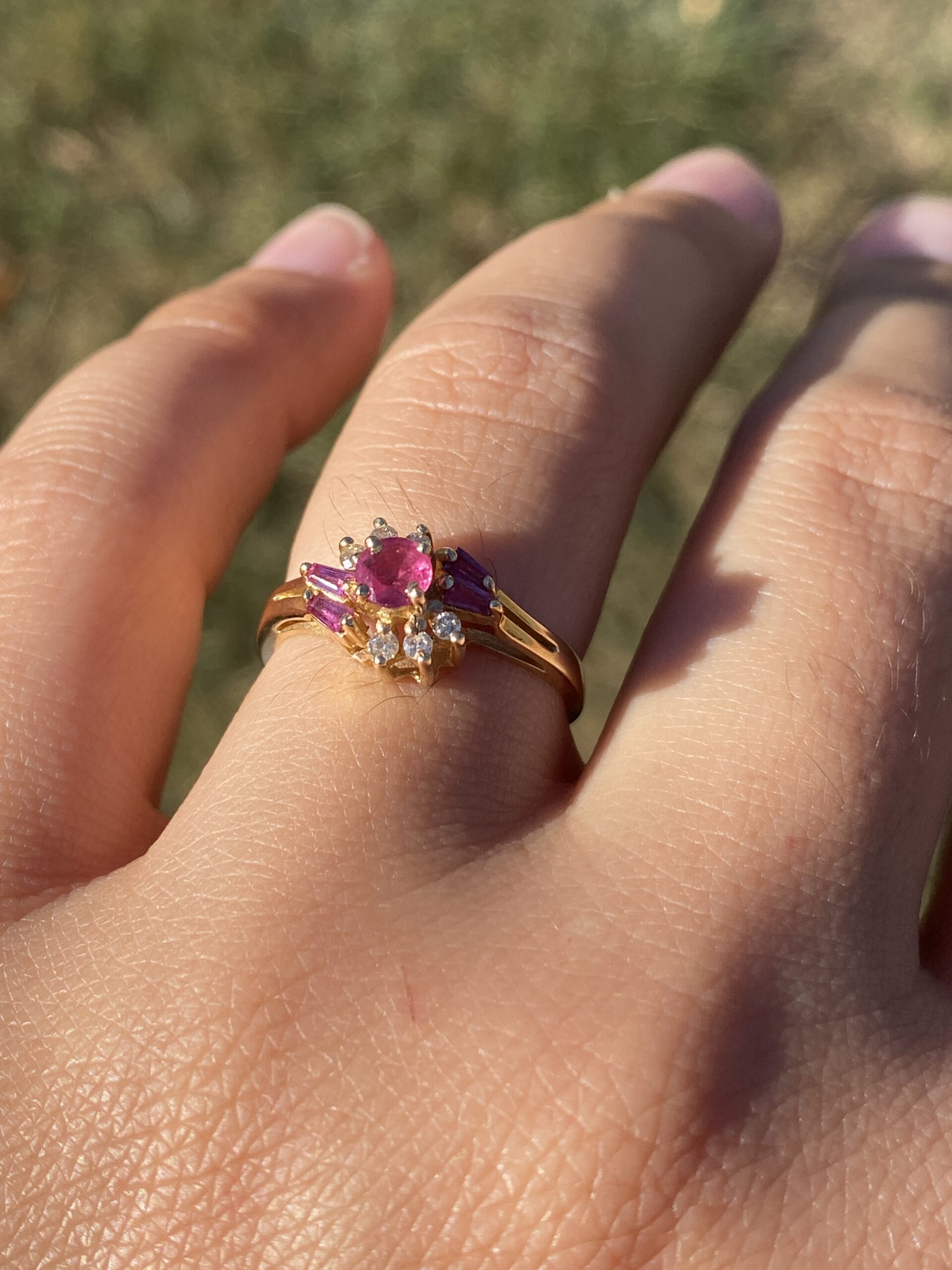 The Rosette Burst: Ruby and Diamond Ring in Yellow Gold - Image 9