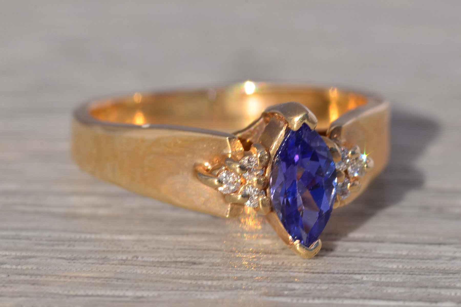 The Twilight: Tanzanite and Diamond Ring in Yellow Gold - Image 6