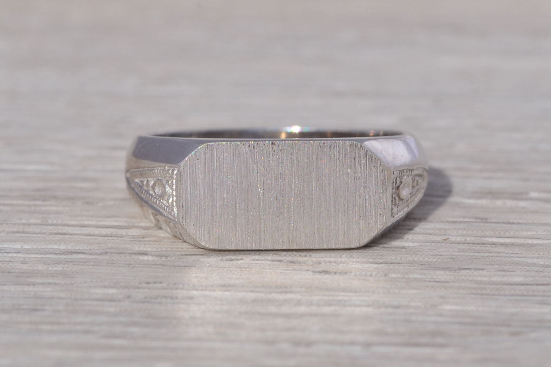 The Refined Minimalism: Engravable Signet Ring in White Gold - Image 2