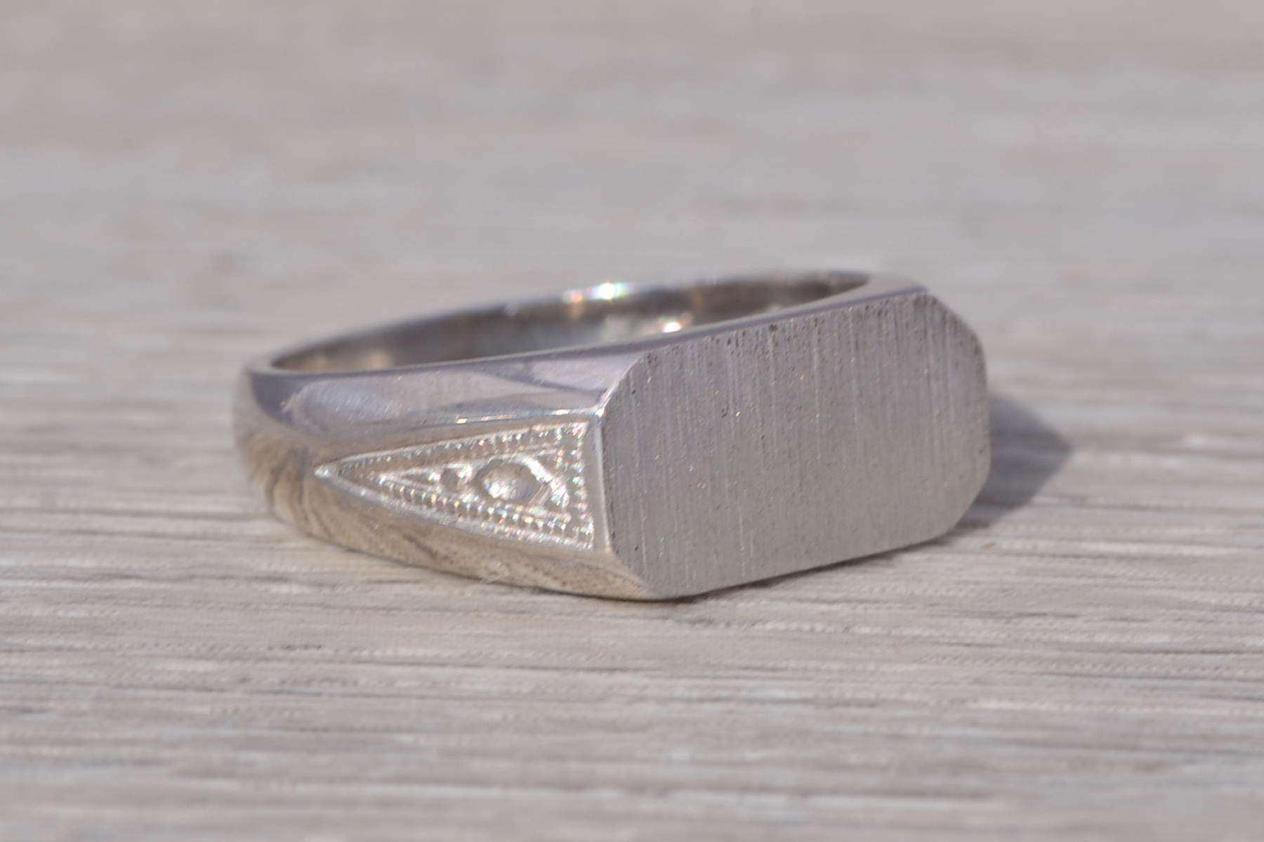 The Refined Minimalism: Engravable Signet Ring in White Gold - Image 7