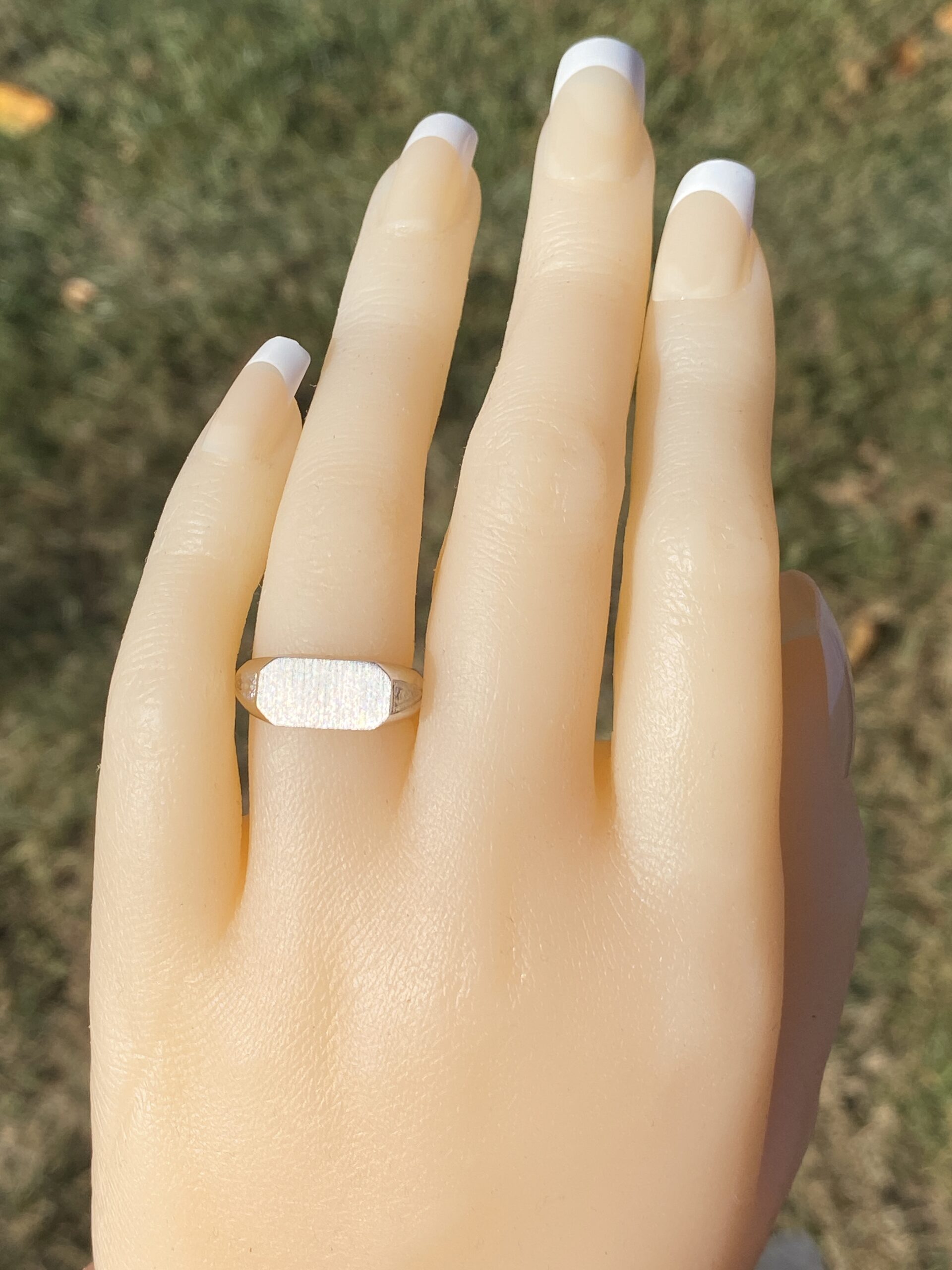 The Refined Minimalism: Engravable Signet Ring in White Gold - Image 9