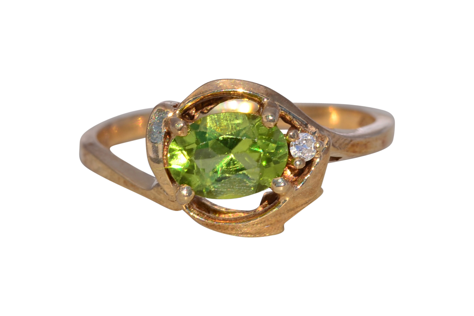 The Verdant Glow: Peridot and Diamond Ring in Yellow Gold