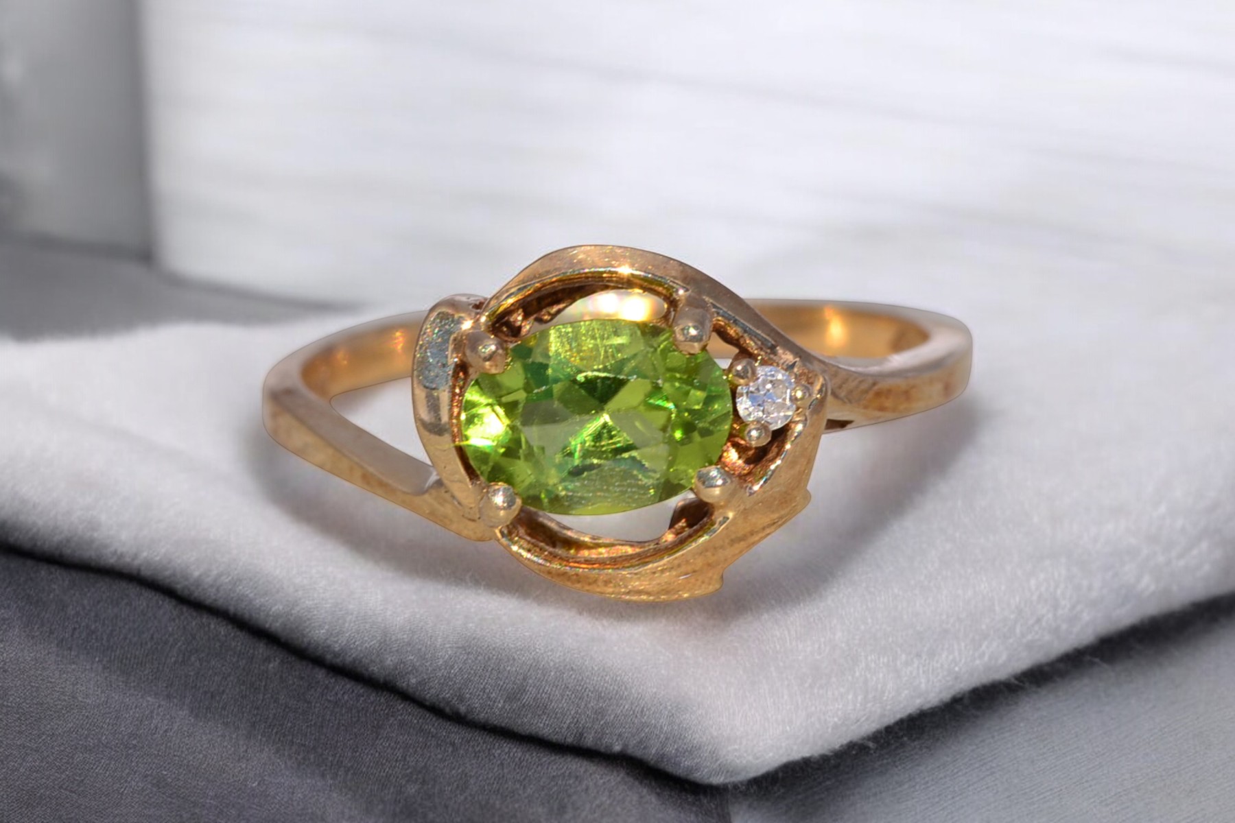 The Verdant Glow: Peridot and Diamond Ring in Yellow Gold - Image 11