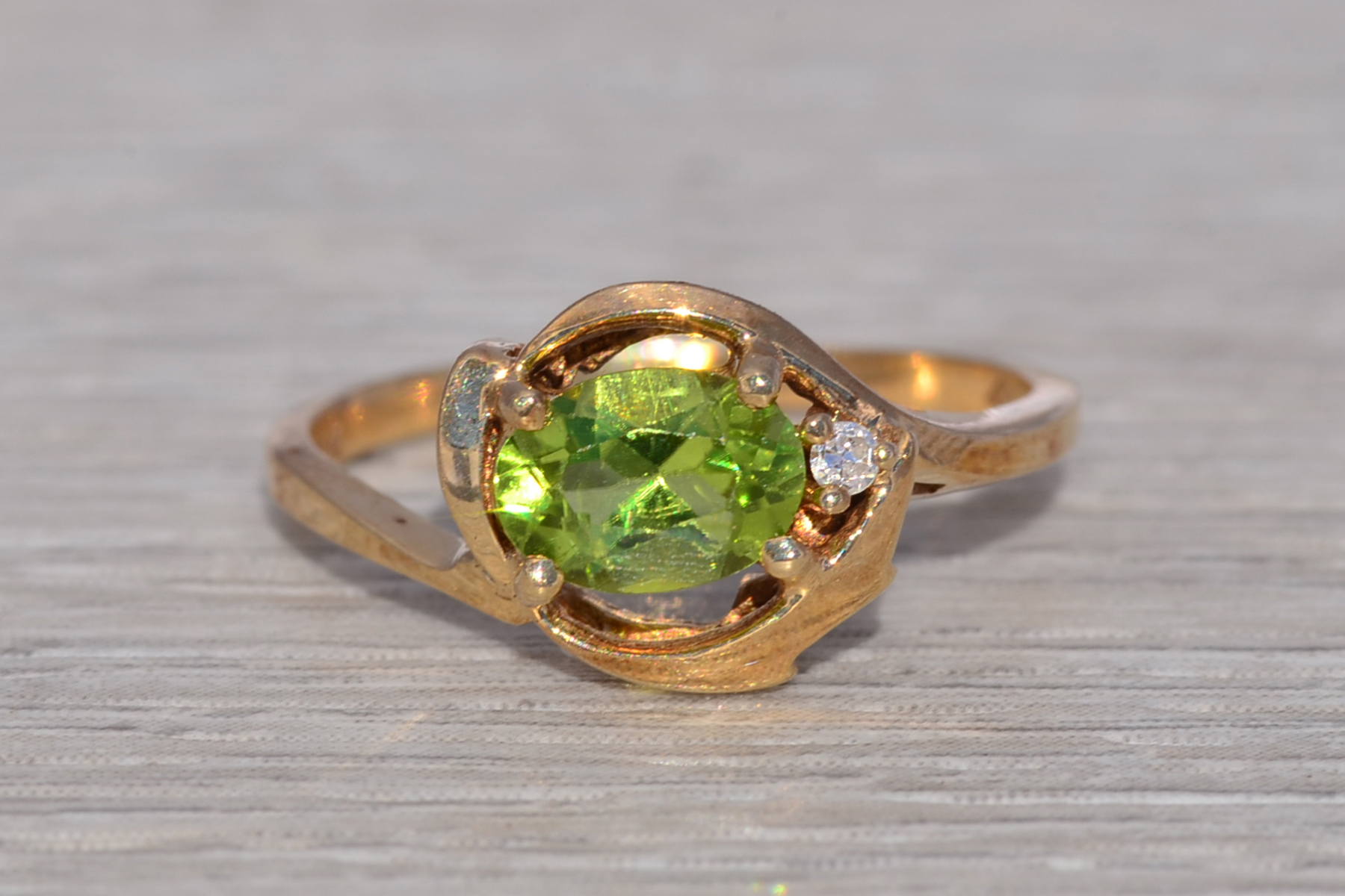 The Verdant Glow: Peridot and Diamond Ring in Yellow Gold - Image 2
