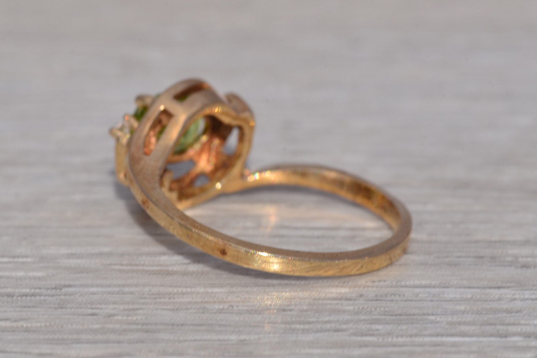 The Verdant Glow: Peridot and Diamond Ring in Yellow Gold - Image 4
