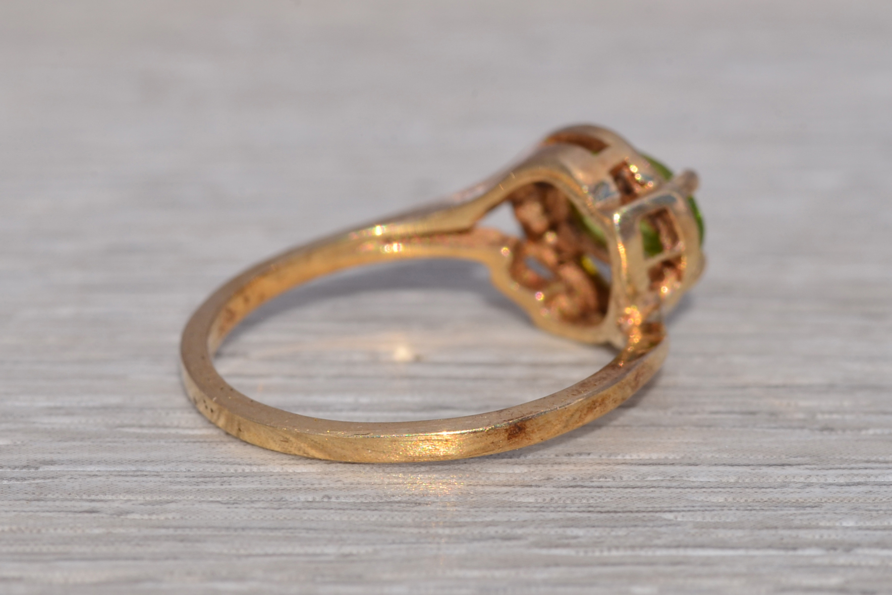 The Verdant Glow: Peridot and Diamond Ring in Yellow Gold - Image 5