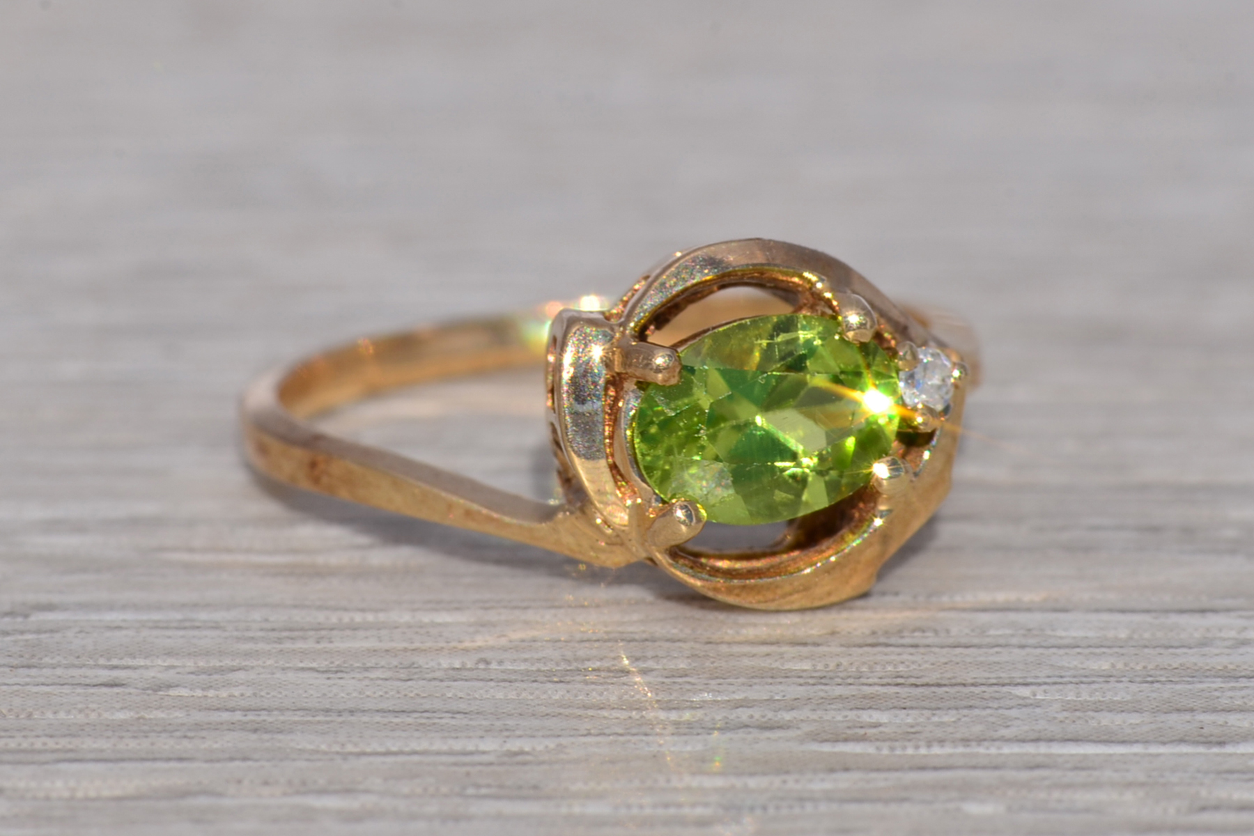 The Verdant Glow: Peridot and Diamond Ring in Yellow Gold - Image 6