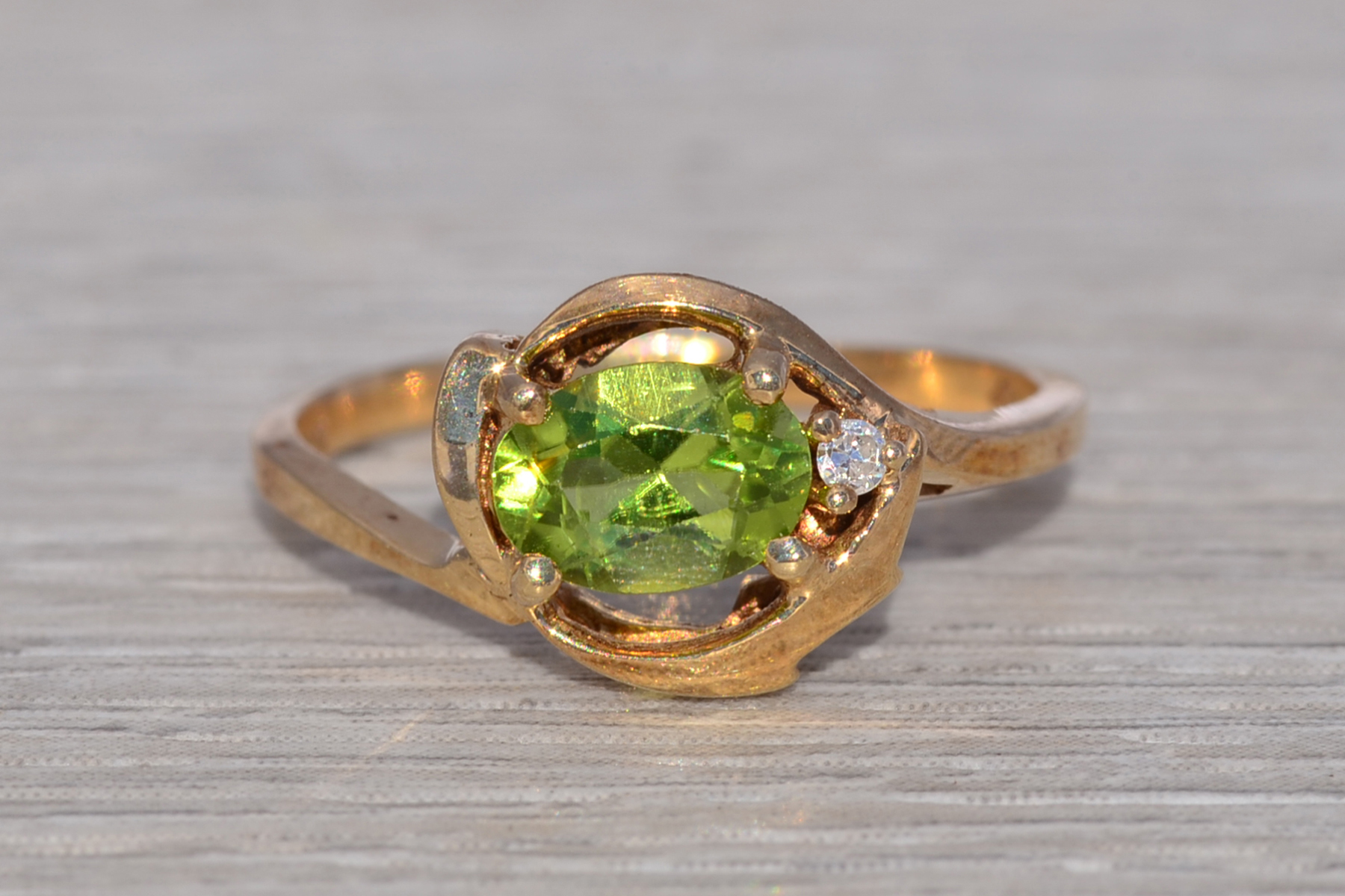 The Verdant Glow: Peridot and Diamond Ring in Yellow Gold - Image 7