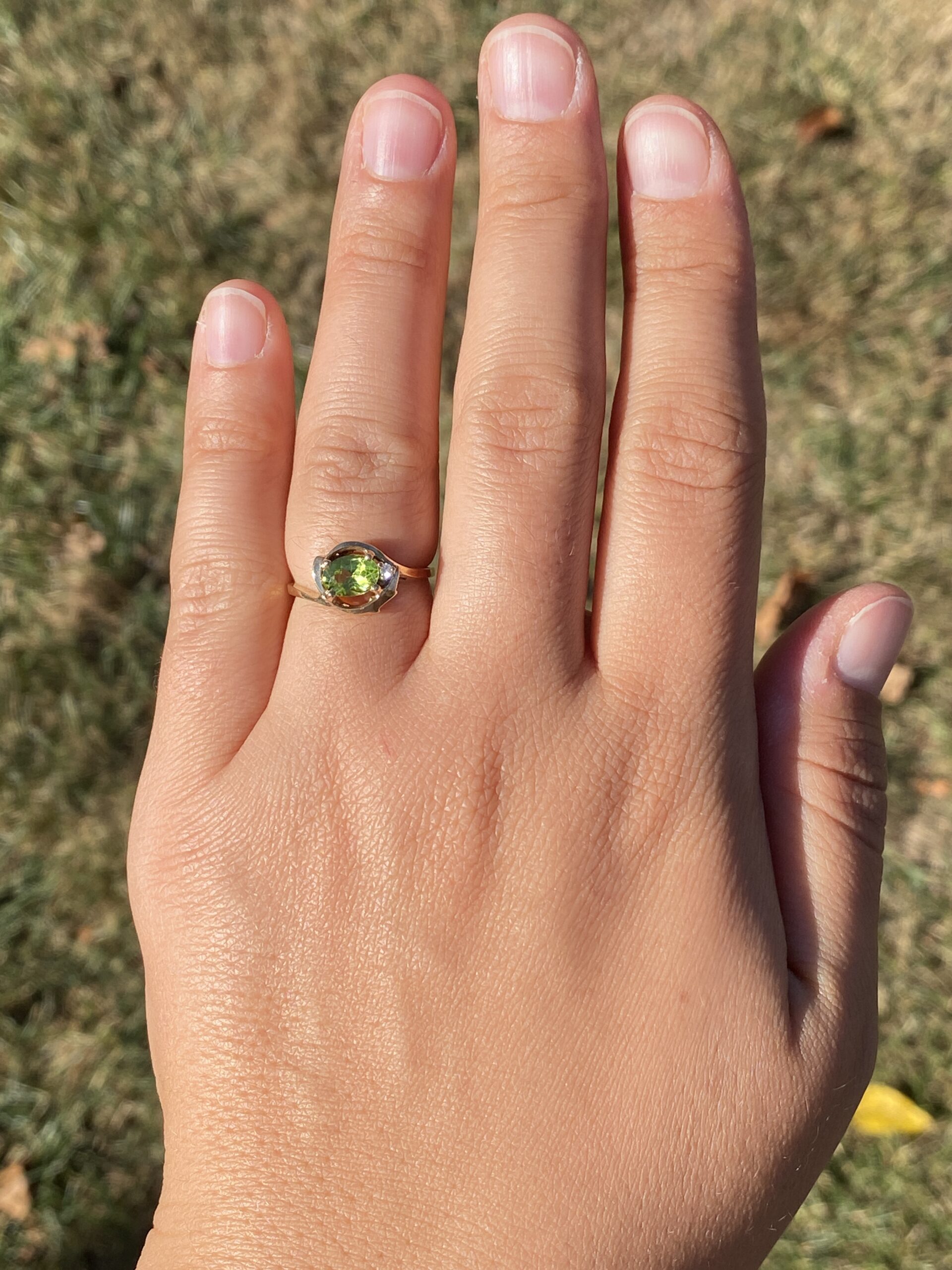 The Verdant Glow: Peridot and Diamond Ring in Yellow Gold - Image 8