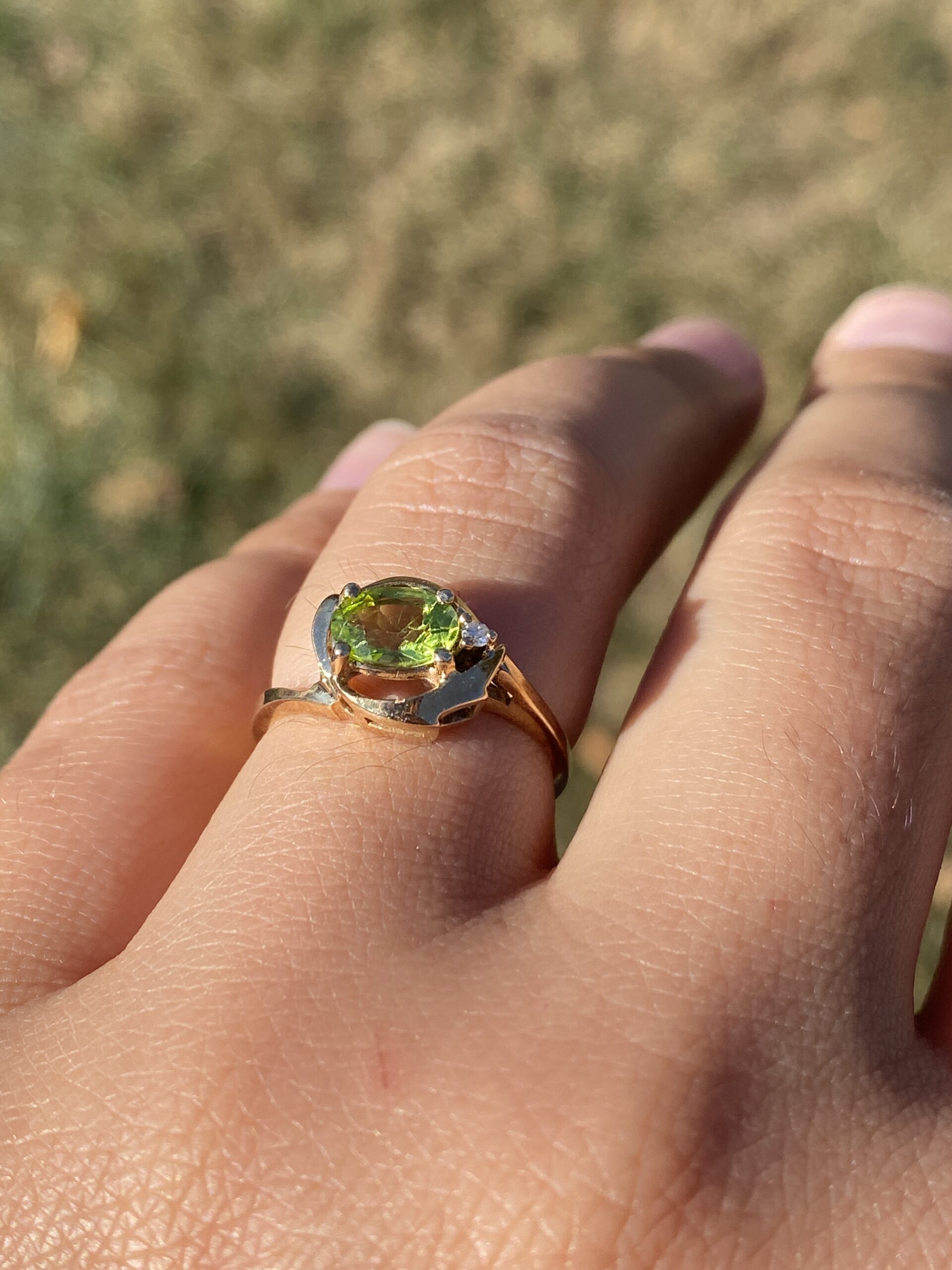 The Verdant Glow: Peridot and Diamond Ring in Yellow Gold - Image 10