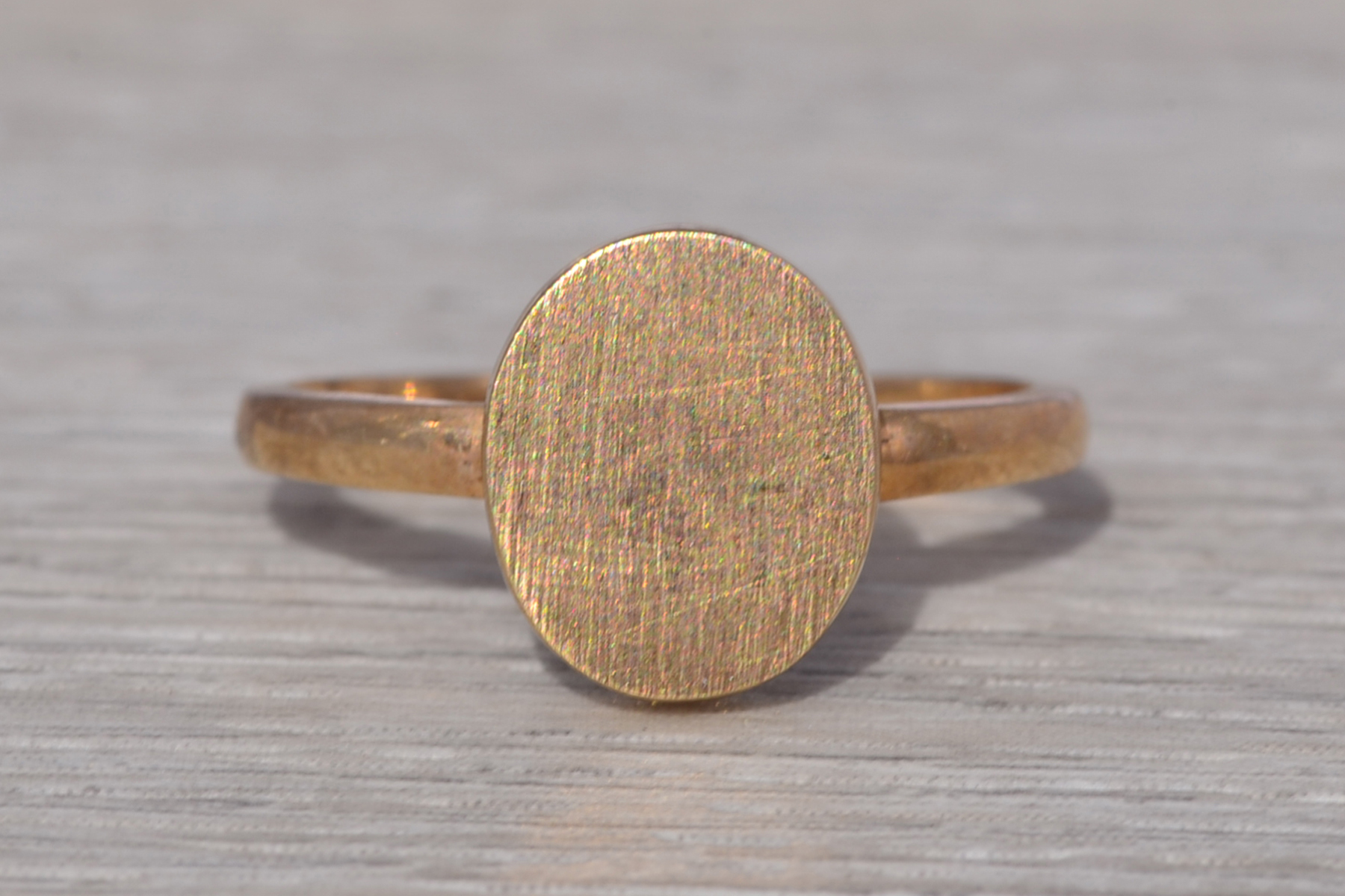 The Golden Crest: Vintage Oval Signet Ring in Yellow Gold - Image 2