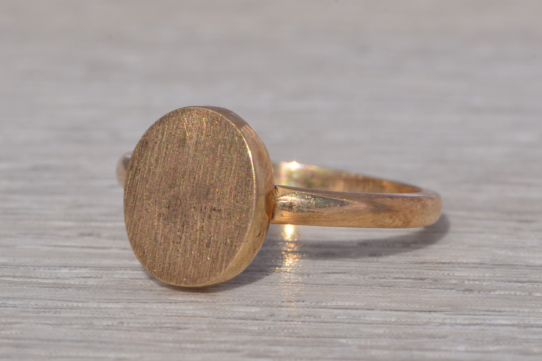 The Golden Crest: Vintage Oval Signet Ring in Yellow Gold - Image 3