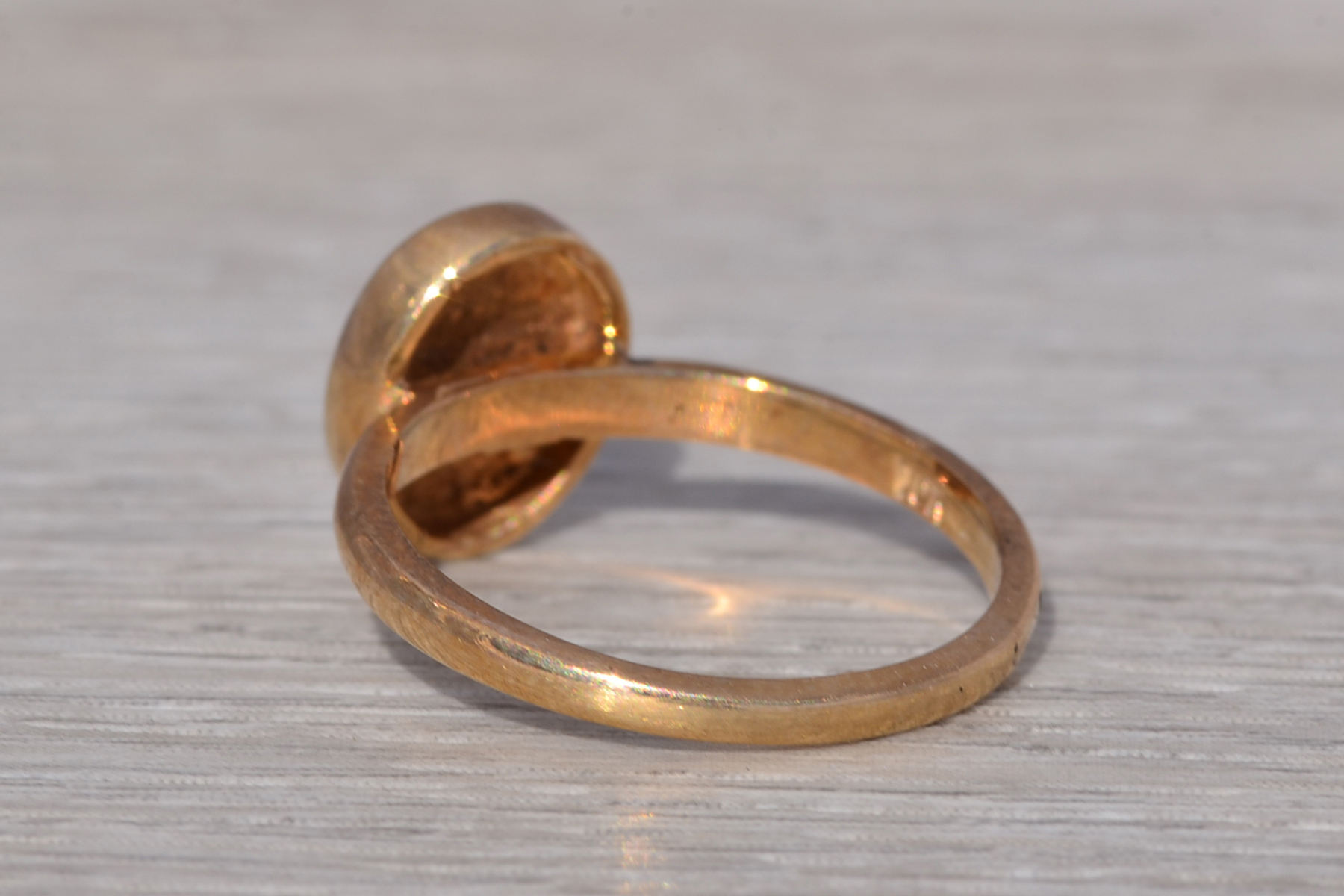 The Golden Crest: Vintage Oval Signet Ring in Yellow Gold - Image 4