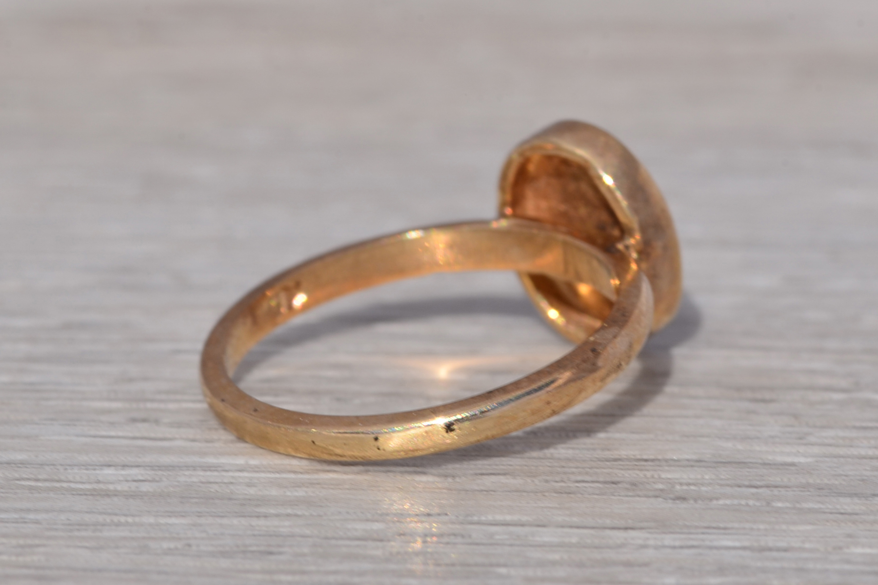 The Golden Crest: Vintage Oval Signet Ring in Yellow Gold - Image 5