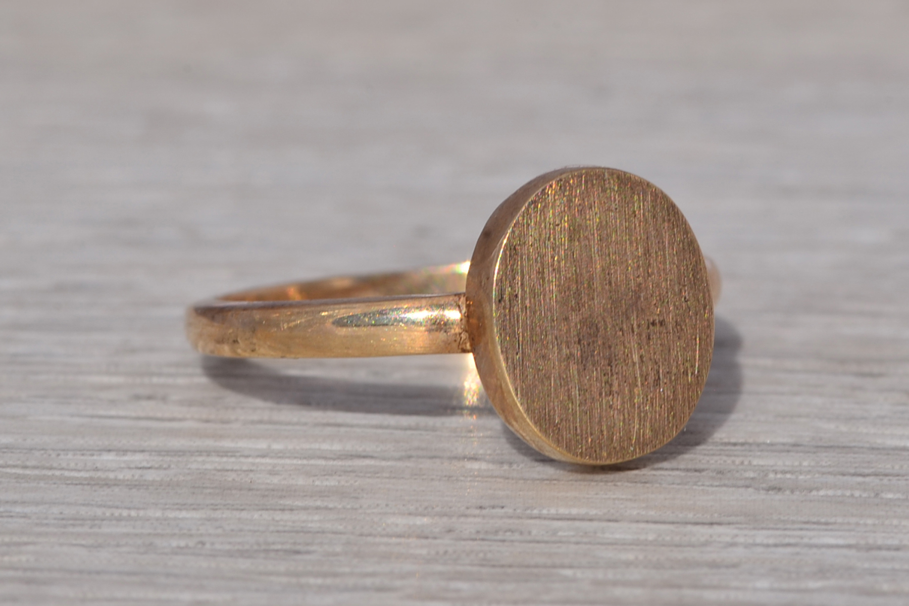 The Golden Crest: Vintage Oval Signet Ring in Yellow Gold - Image 6