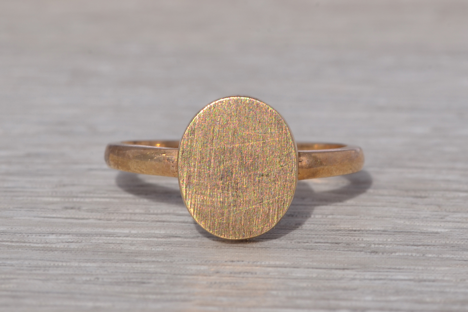 The Golden Crest: Vintage Oval Signet Ring in Yellow Gold - Image 7